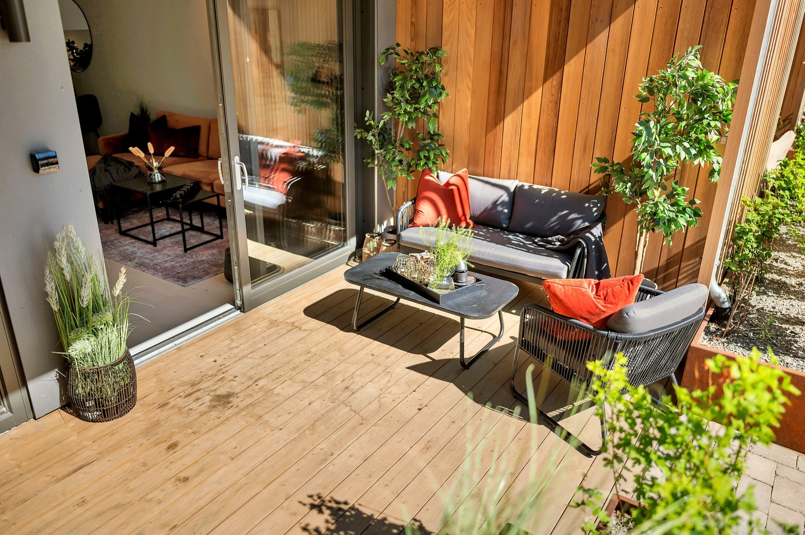 Med skyvedør oppleves terrassen å være en forlengelse av stuen på finværsdager. På terrassen har man også en praktisk bod til å få unna utemøbler, grill osv. Galleribilde