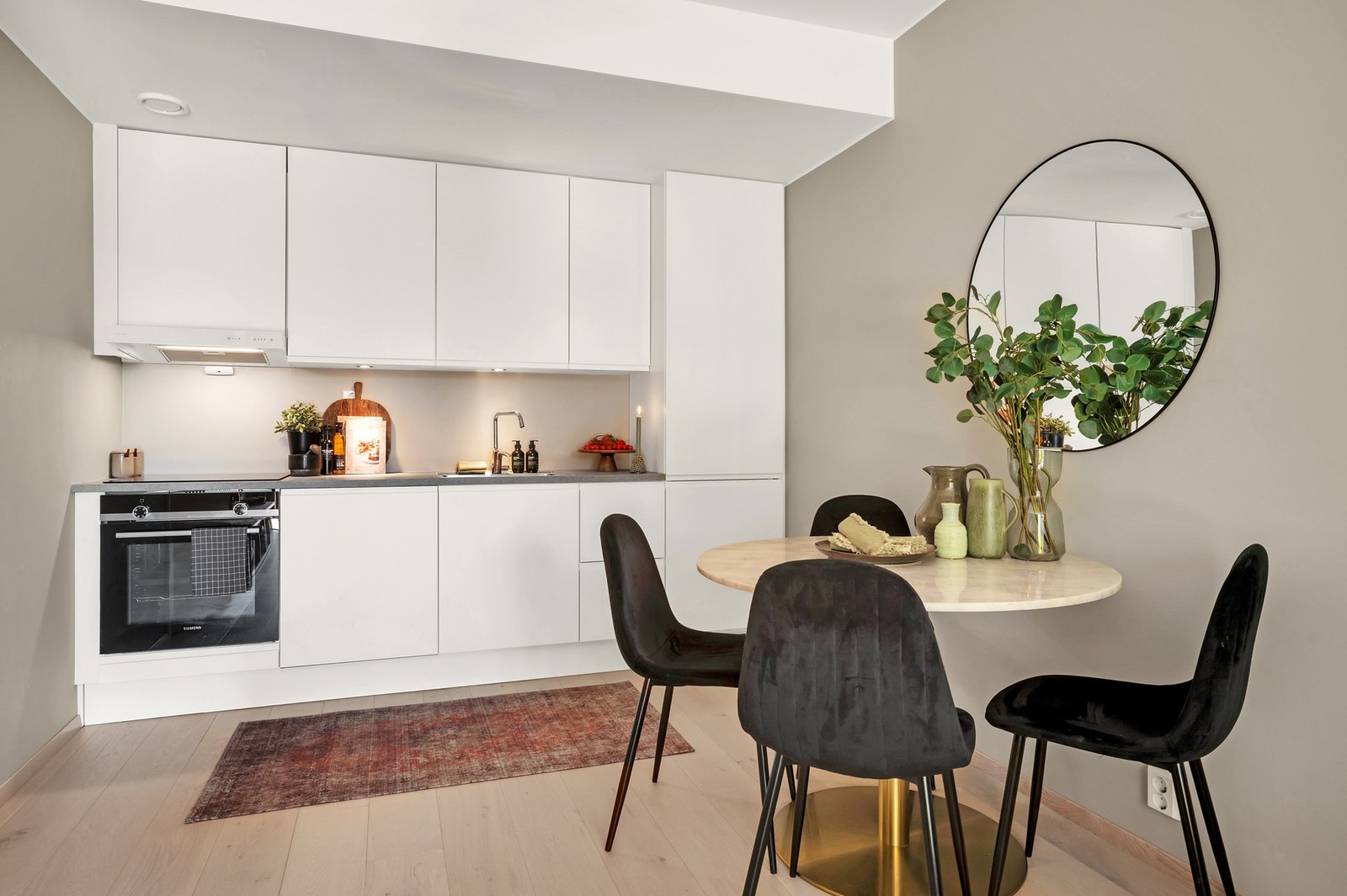 Plass til et spisebord i overgangen mellom stue og kjøkken. Det er vannbåren gulvvarme i hele leiligheten, med unntak av soverommet. Galleribilde