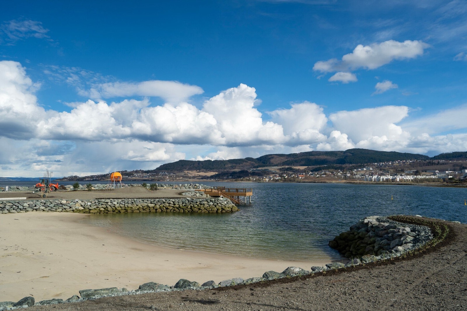 Et steinkast fra leiligheten åpnet den nye sandstranden opp nå i mai. Galleribilde