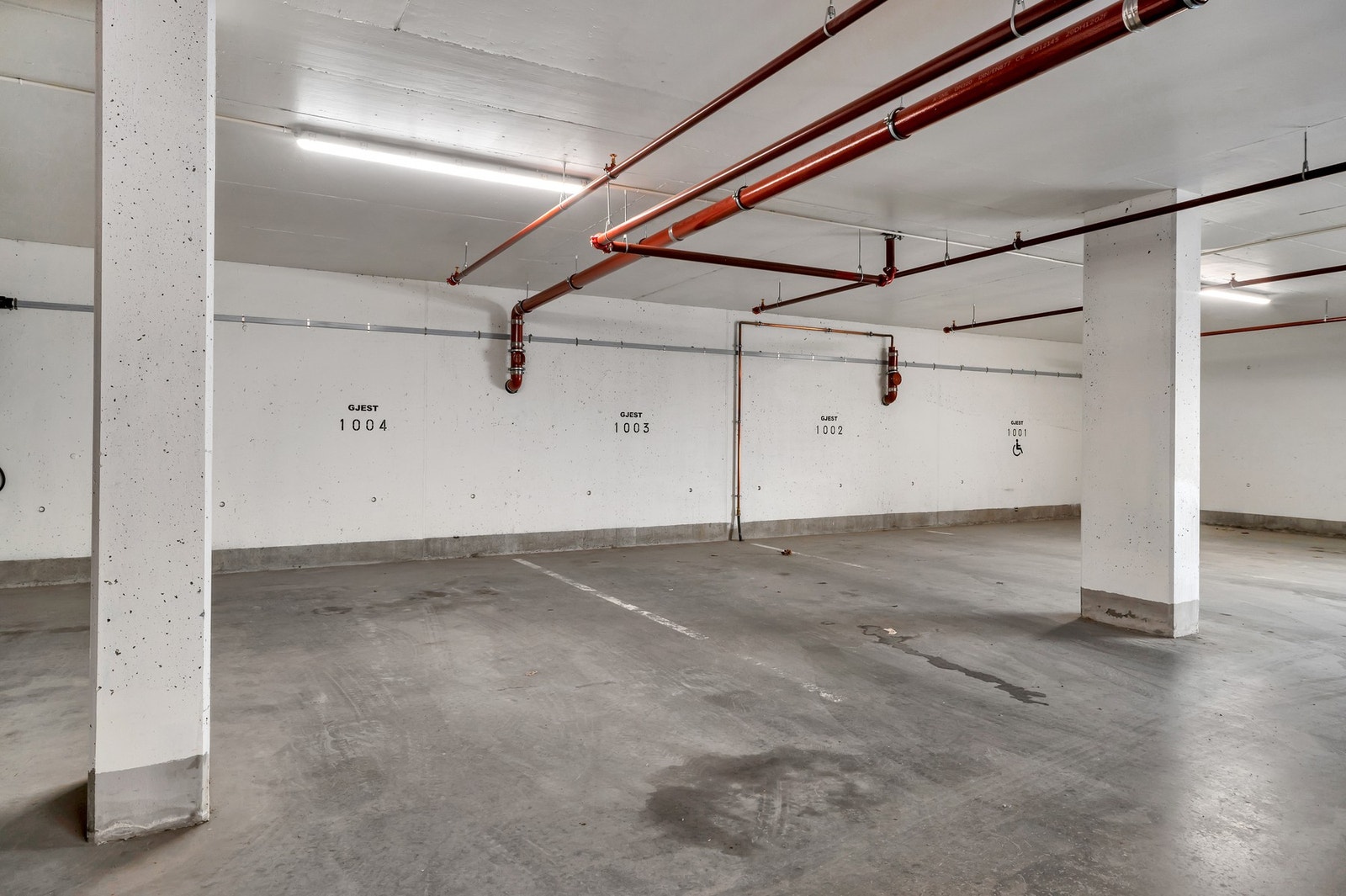 Rikelig med gjesteparkering i området, både i p-kjeller og utendørs. Galleribilde