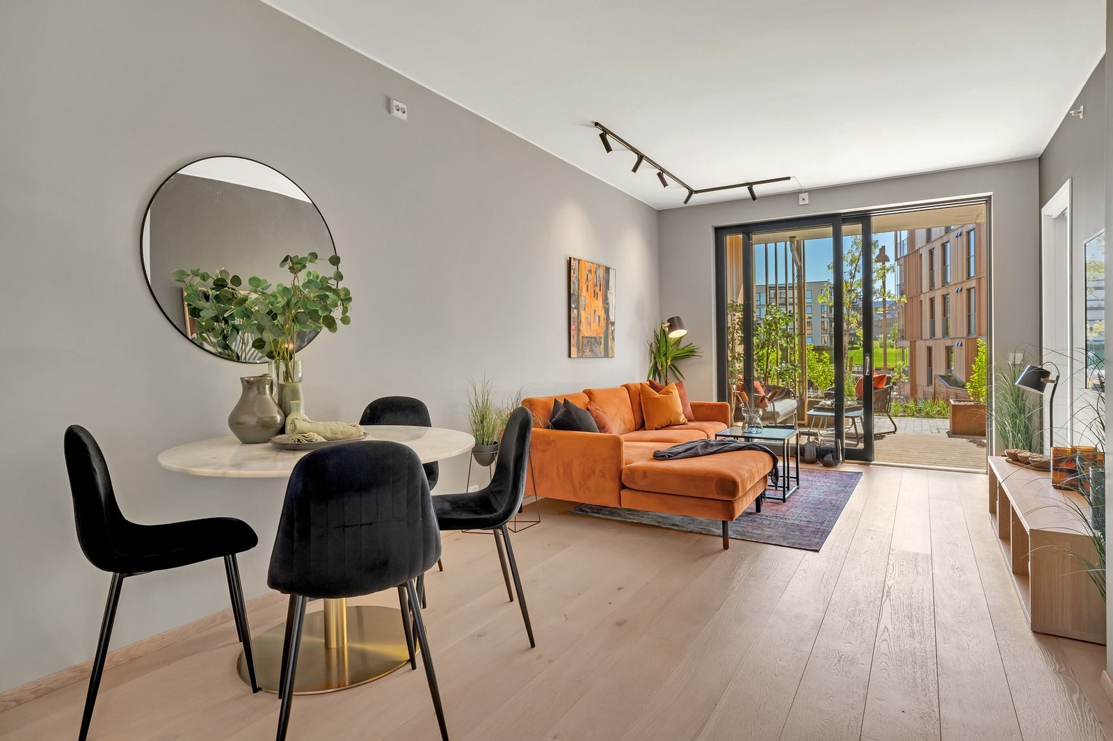 De store vindusflatene og den gode takhøyden bidrar til leilighetens lette og luftige atmosfære. Eksklusivt og gjennomgående 1-stavs parkettgulv. Galleribilde