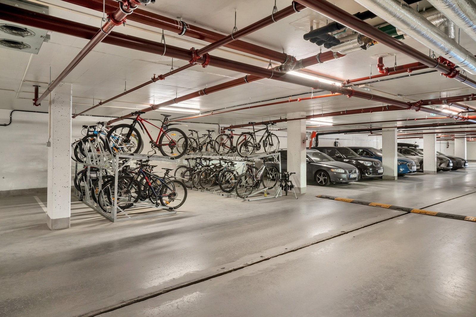 I parkeringskjelleren finner man flere praktiske sykkelstativ. Galleribilde