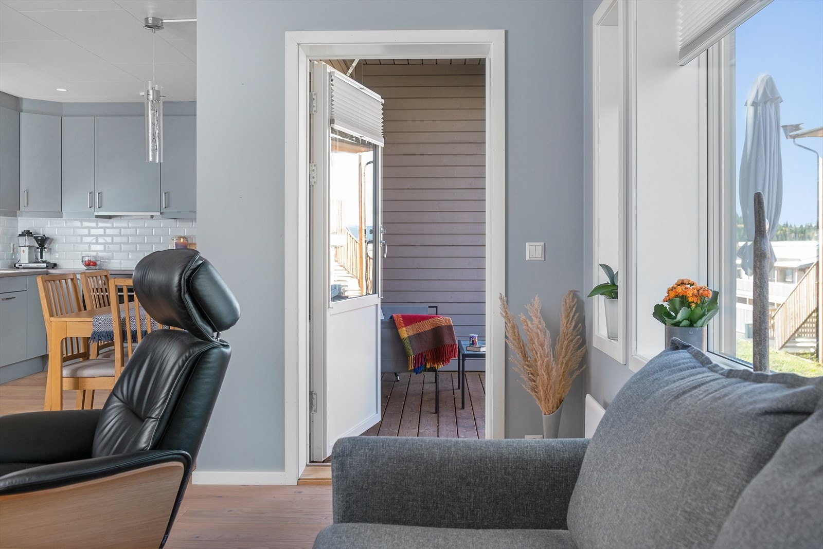 Fra stuen er det adkomst ut til platting på mark Galleribilde