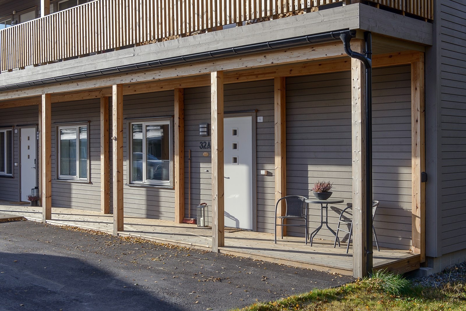 Ved inngang er det muligheter for café-sett, og inngangspartiet er takoverbygget av svalgang over. Galleribilde