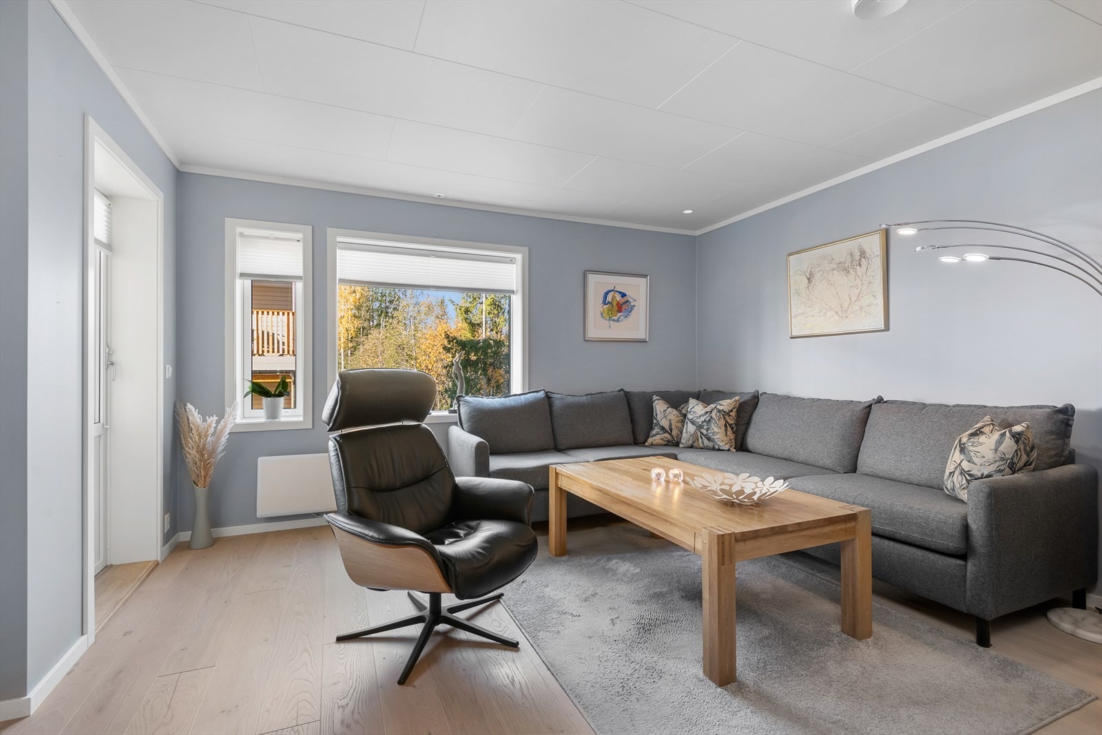 Her er det god plass for sofagruppe i ene enden av rommet Galleribilde