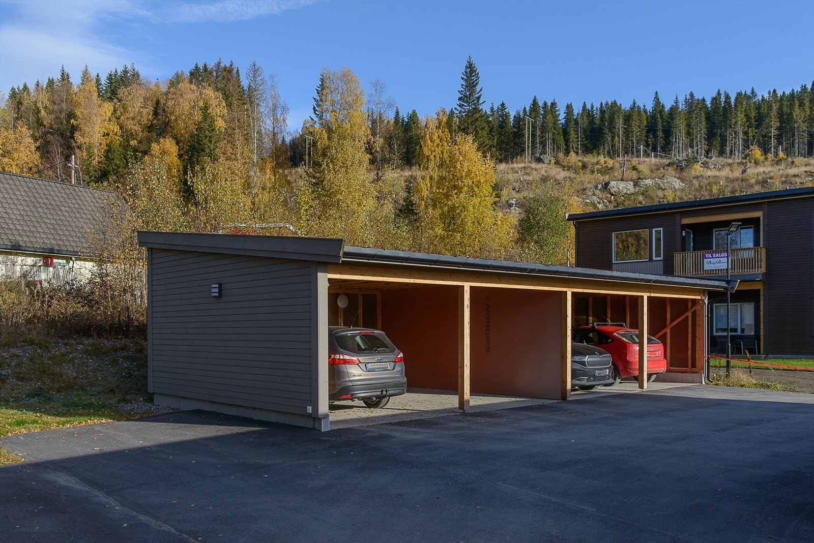 Parkering for en bil i felles carportanlegg følger leiligheten Galleribilde
