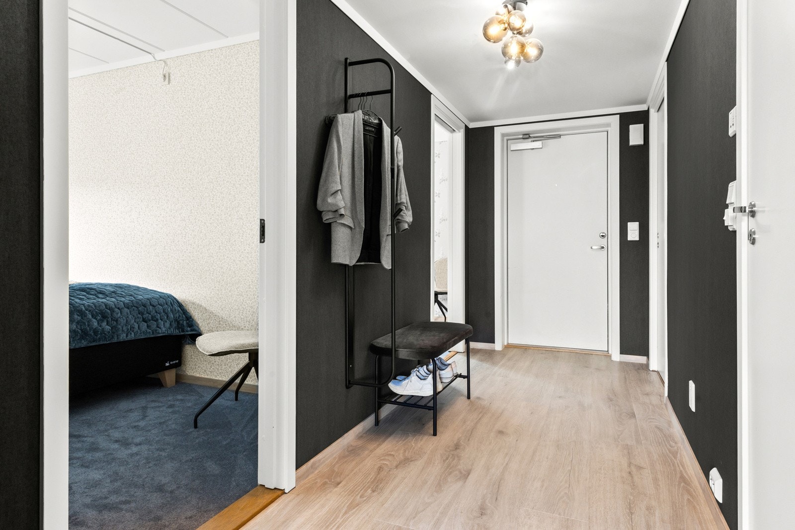 Inne i leiligheten møter du en fresh gang hvor både yttertøy og sko kan oppbevares. Galleribilde