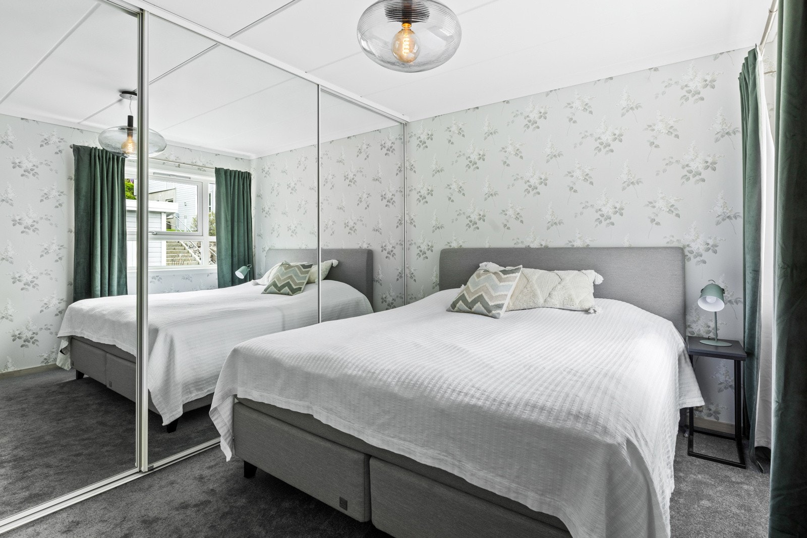 Hovedsoverommet har en praktisk skyvedørsgarderobe. Galleribilde