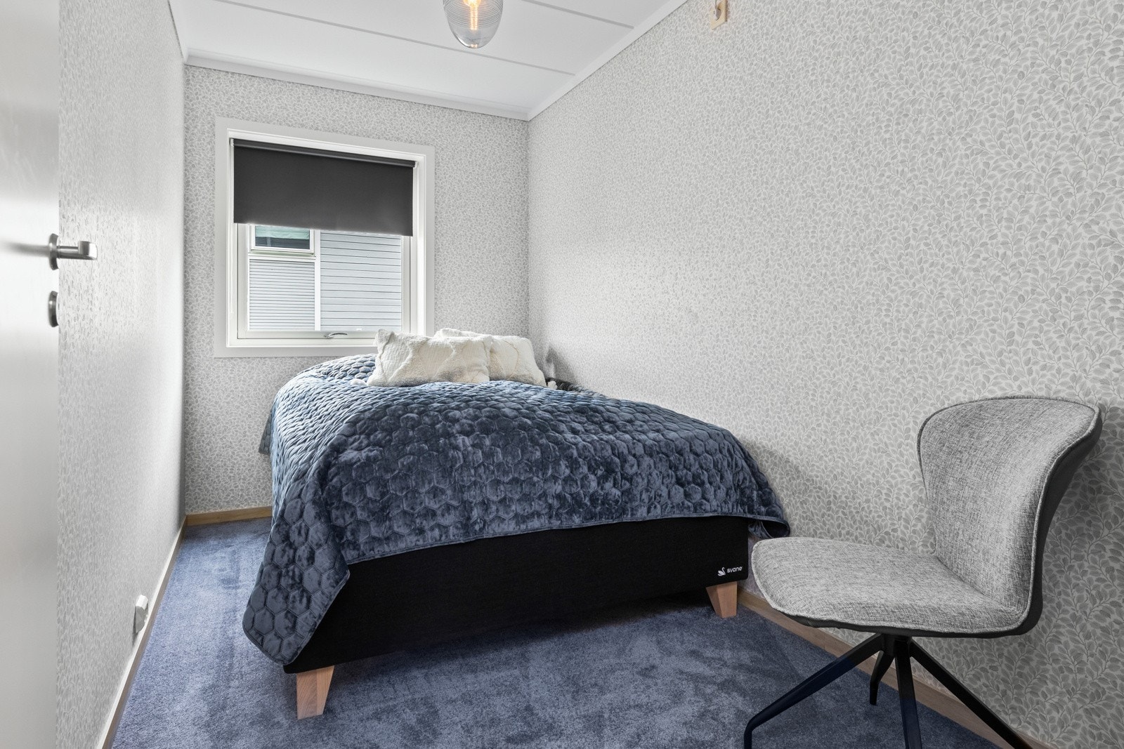 Begge soverommene har lounge-tepper på gulvet for ekstra komfort og er tapetsert i delikate, duse tapeter. Galleribilde