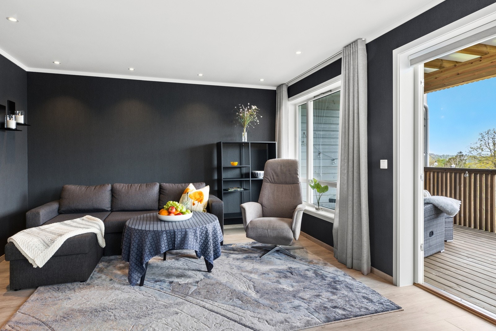 Fra stuen er det utgang til en solfylt balkong på ca. 18 m². Galleribilde