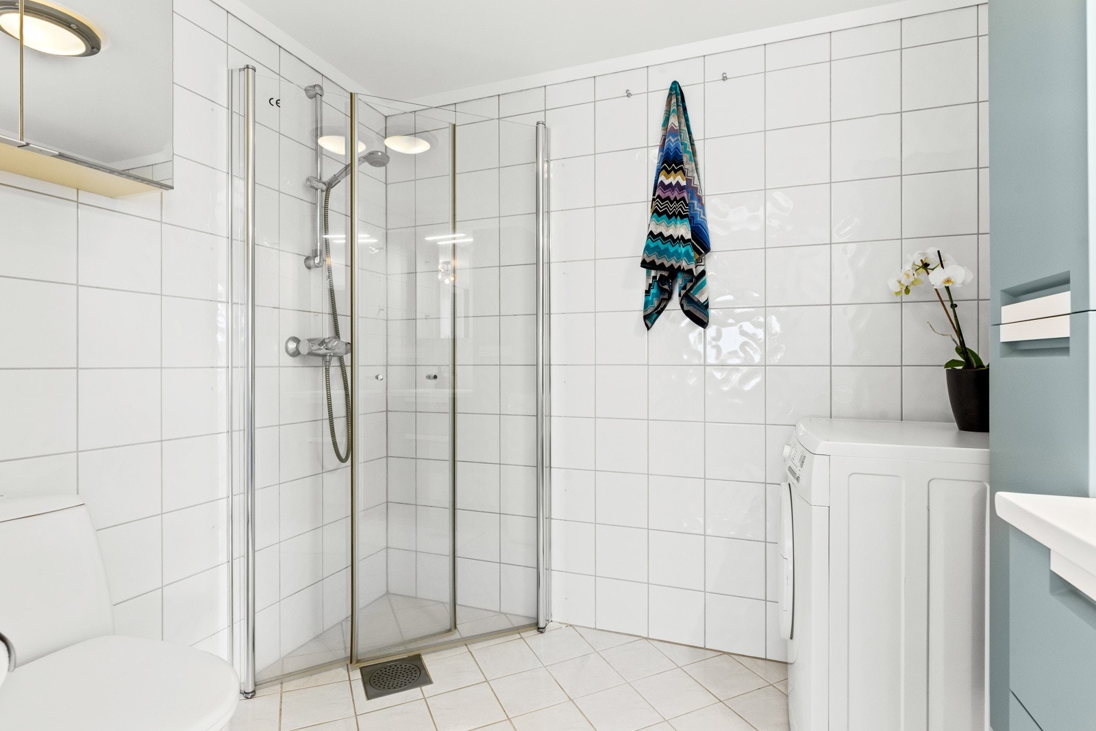Badet fungerer også som vaskerom og er romslig nok til denne kombinerte funksjonen. Galleribilde