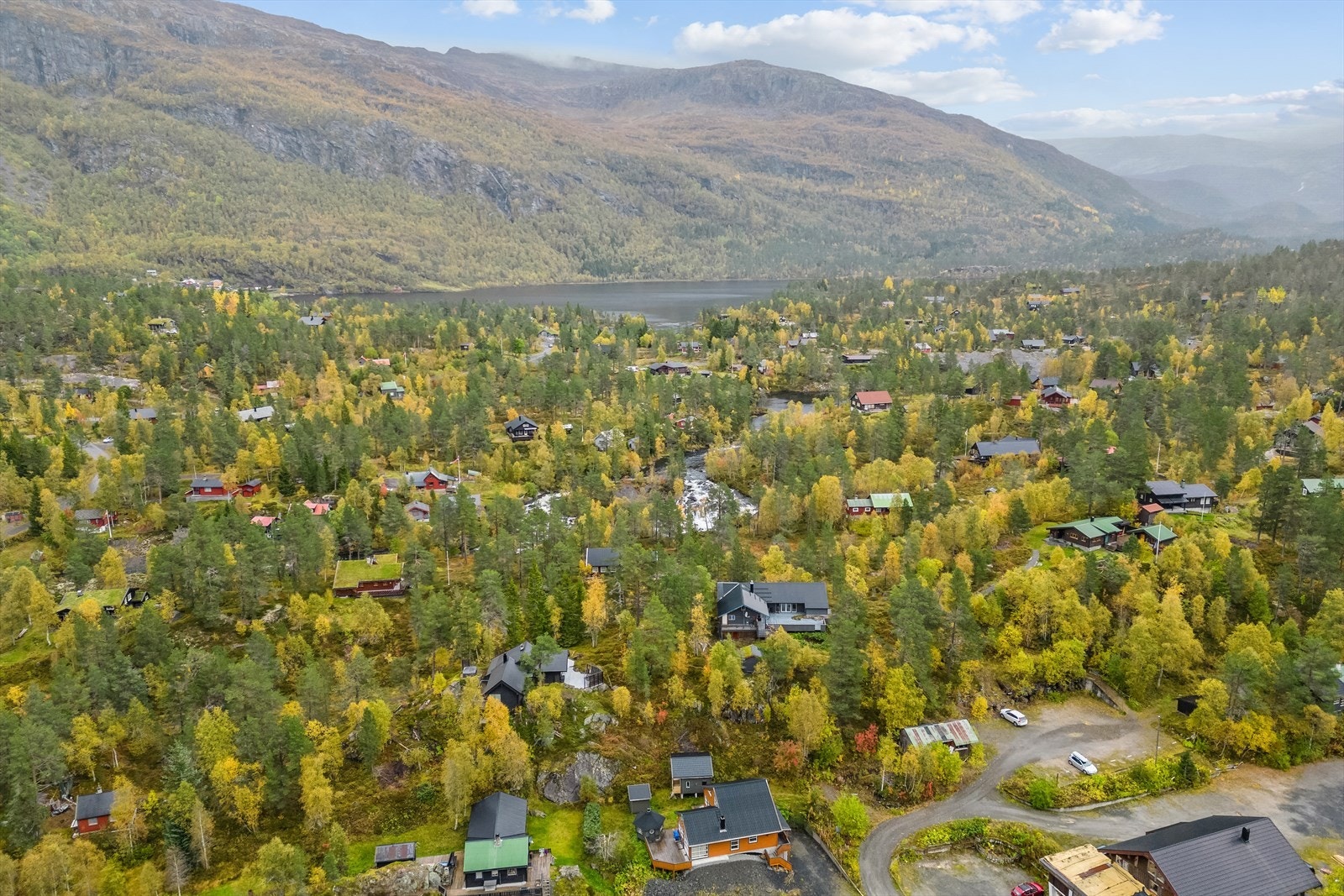 En sjarmerende og koselig hytte med en naturskjønn beliggenhet venter på deg i dette attraktive hytteområdet på Løyning, Seljestad Galleribilde