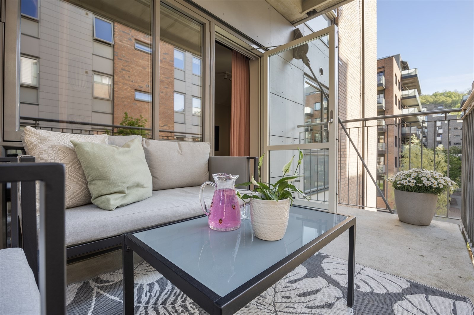 Balkongen vender mot rolige omgivelser Galleribilde