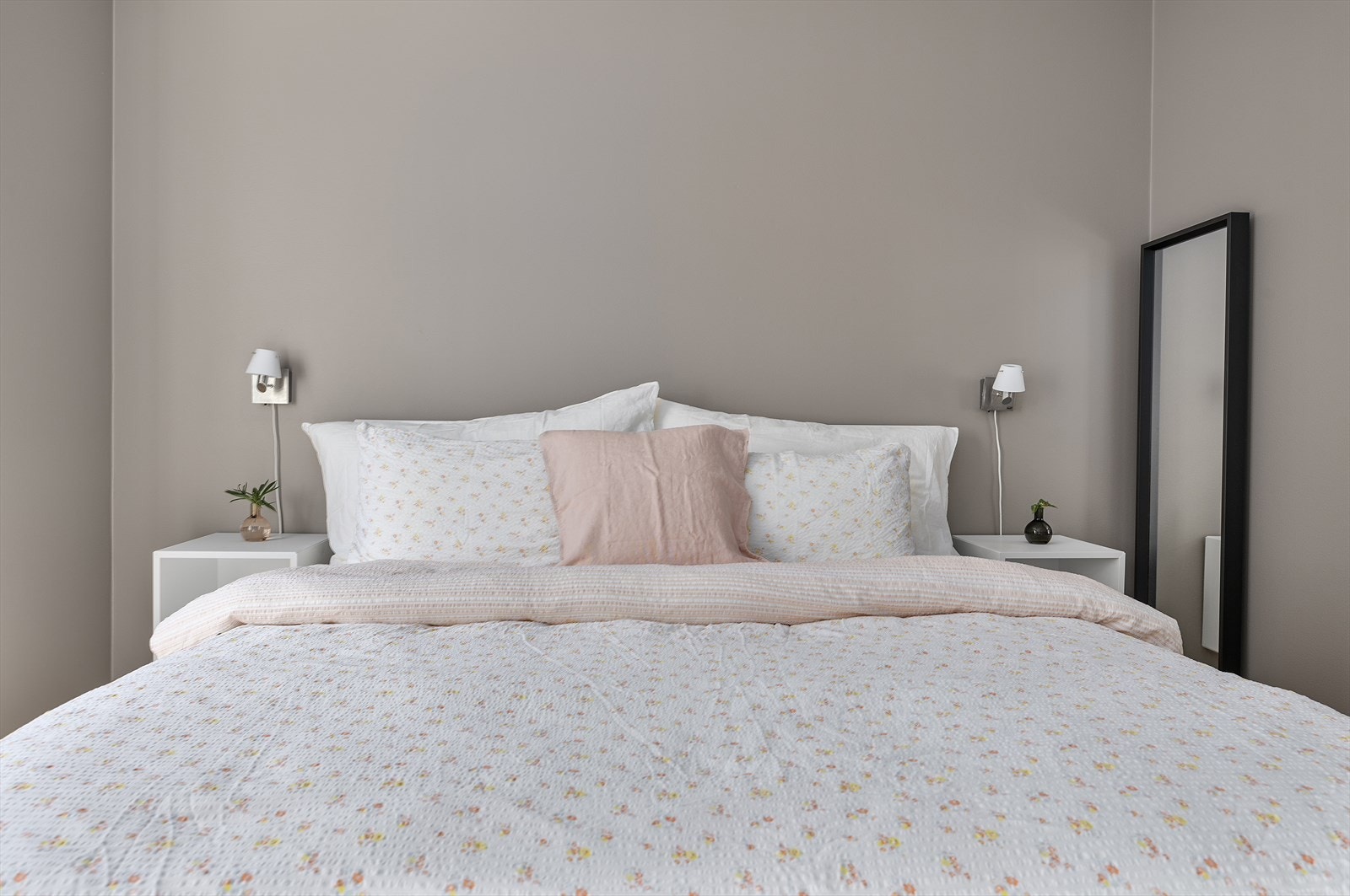 Soverommet er malt i en lun og behagelig farge Galleribilde