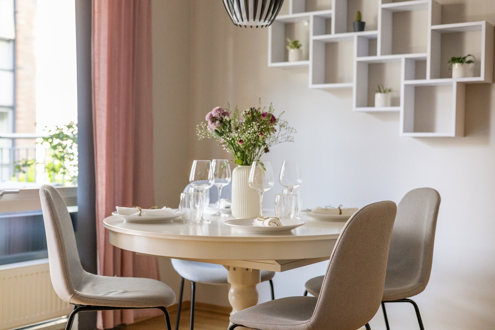 Fra stuen er det utgang til en herlig balkong på 8 m² Galleribilde