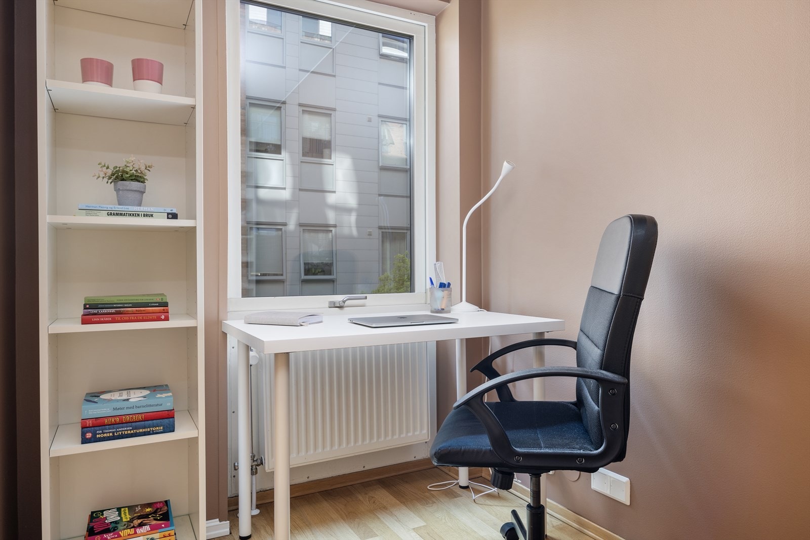 Her er det plass til en seng, garderobeskap og kontorpult Galleribilde