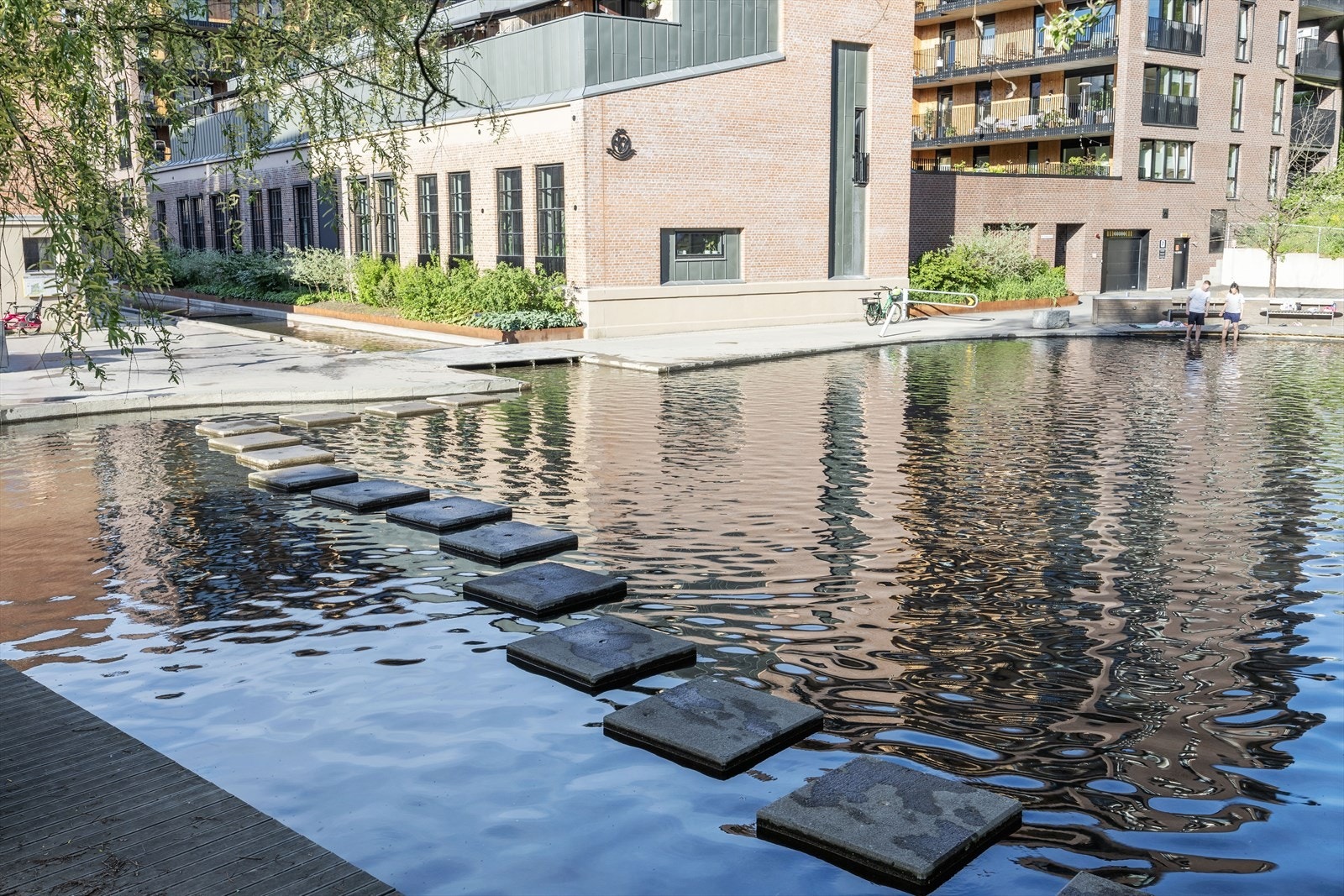 Idylliske Kværnerdammen renner gjennom Kværnerbyen - her kan man stå på skøyter om vinteren eller ta seg et bad om sommeren Galleribilde