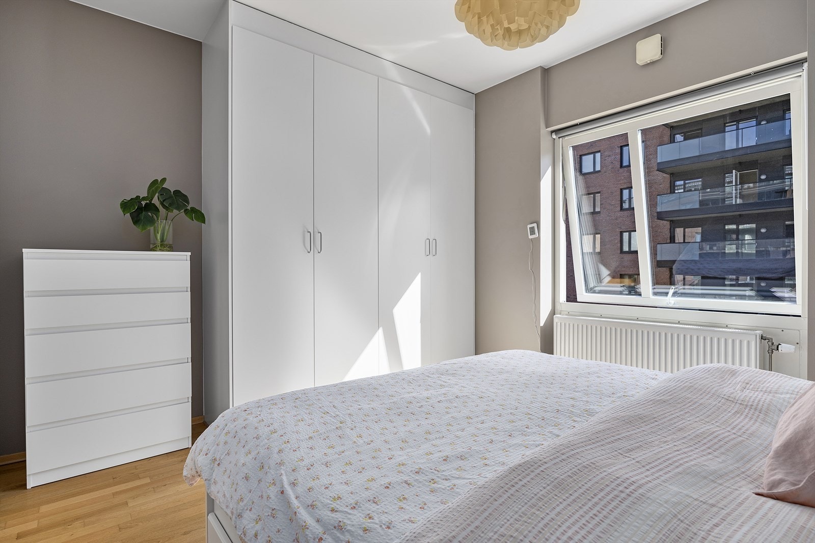 Hovedsoverommet tilbyr god plass til en dobbeltseng, nattbord og garderobeskap Galleribilde