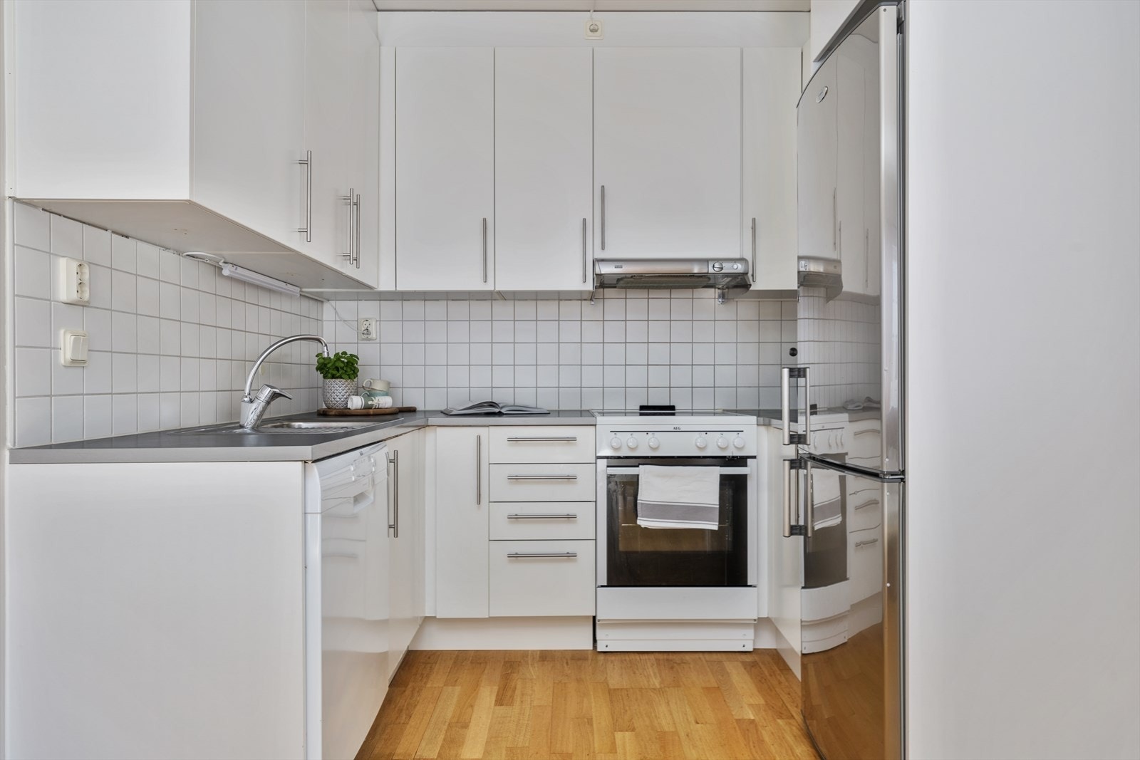 Stuen og kjøkkenet har en åpen og sosial planløsning Galleribilde