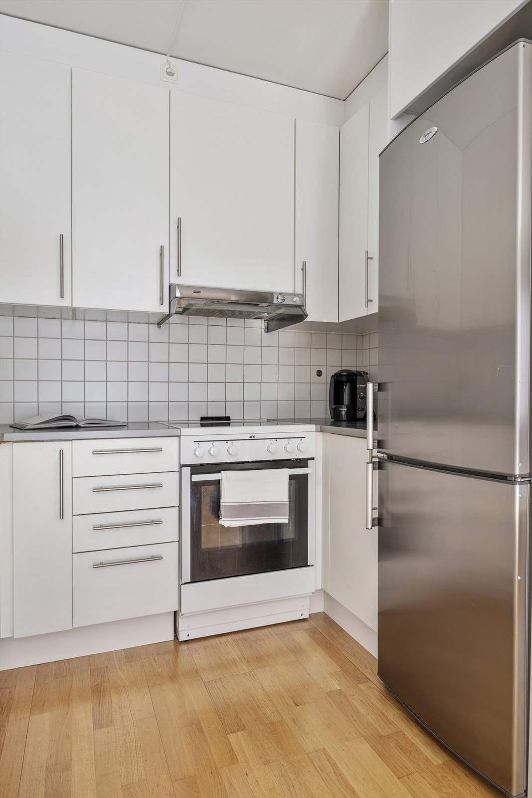 Kjøkkenet er utstyrt med alle nødvendige hvitevarer, inkludert frittstående kjøleskap og komfyr, samt opplegg for oppvaskmaskin Galleribilde