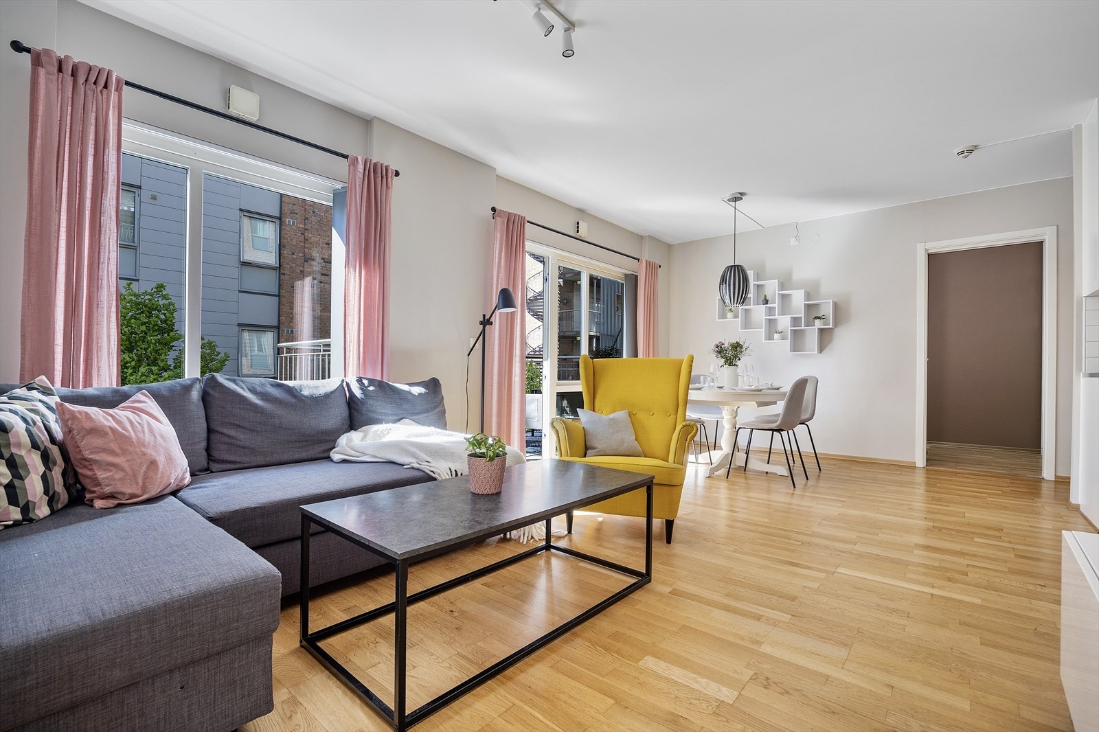 Stuen er malt i tidløse farger som harmonerer godt med parkettgulvet Galleribilde