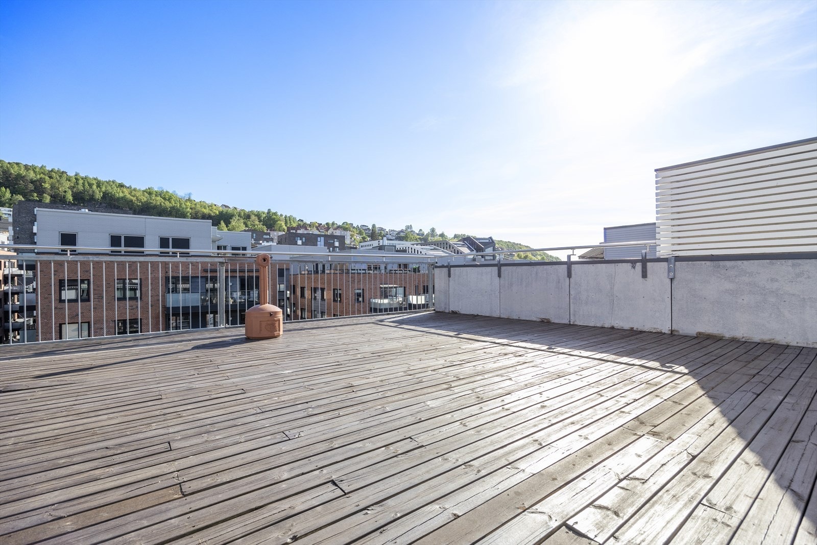 Borettslaget byr på en hyggelig takterrasse med gode solforhold Galleribilde