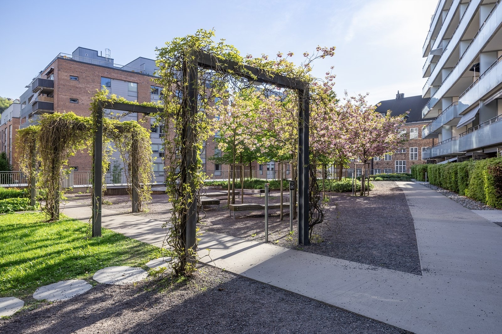 Kværnerbyen er idyllisk om våren og sommeren med flotte trær og beplantning! Galleribilde