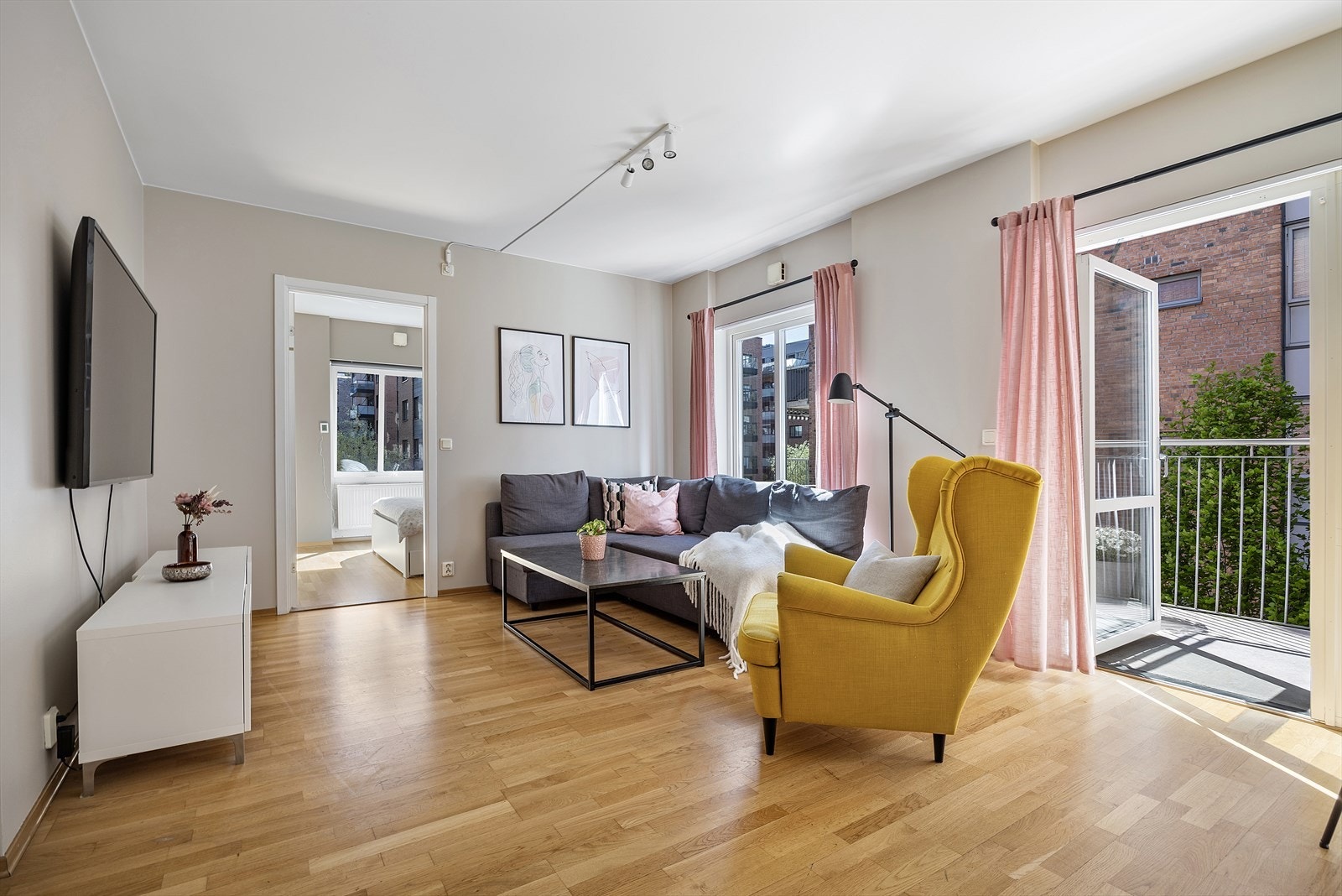 Flott stue med store vindusflater som slipper inn rikelig med naturlig sollys Galleribilde