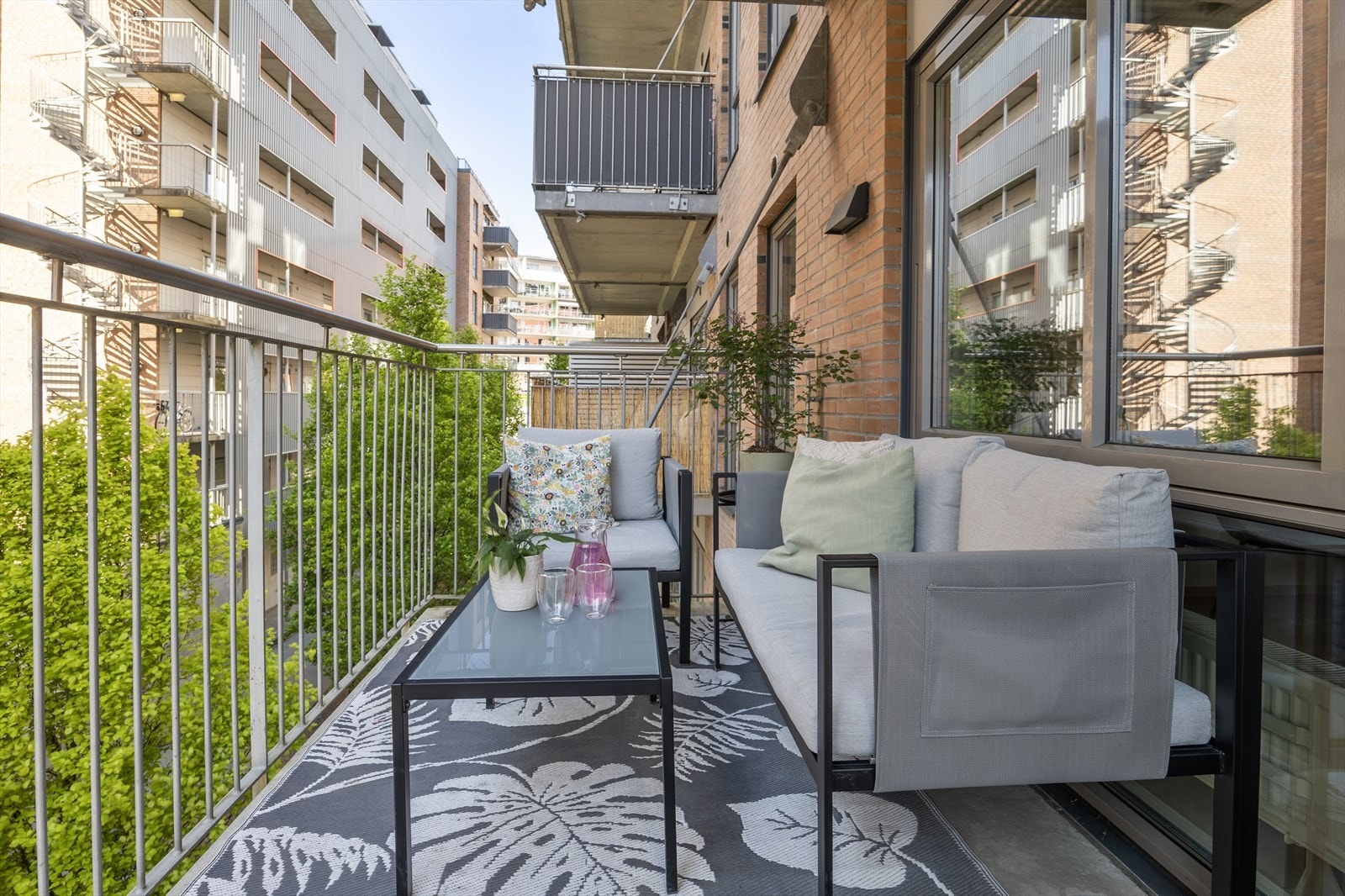 Romslig balkong med god plass til utemøbler, grill og beplantning Galleribilde