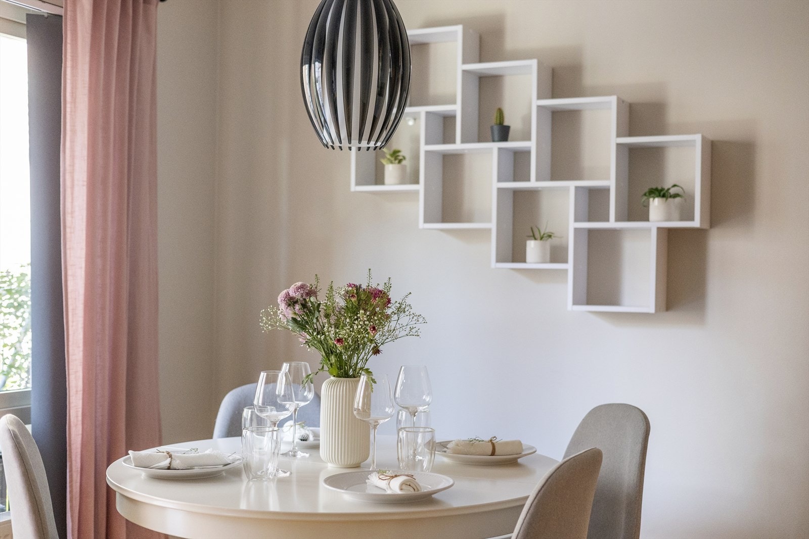 Ved kjøkkenet er det god plass til et hyggelig spisebord Galleribilde