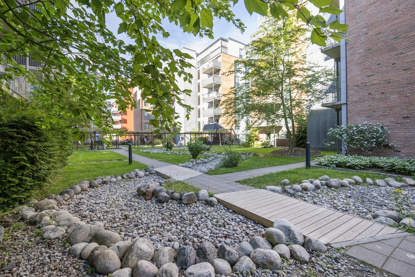 Felles bakgård til glede for små og store beboere Galleribilde