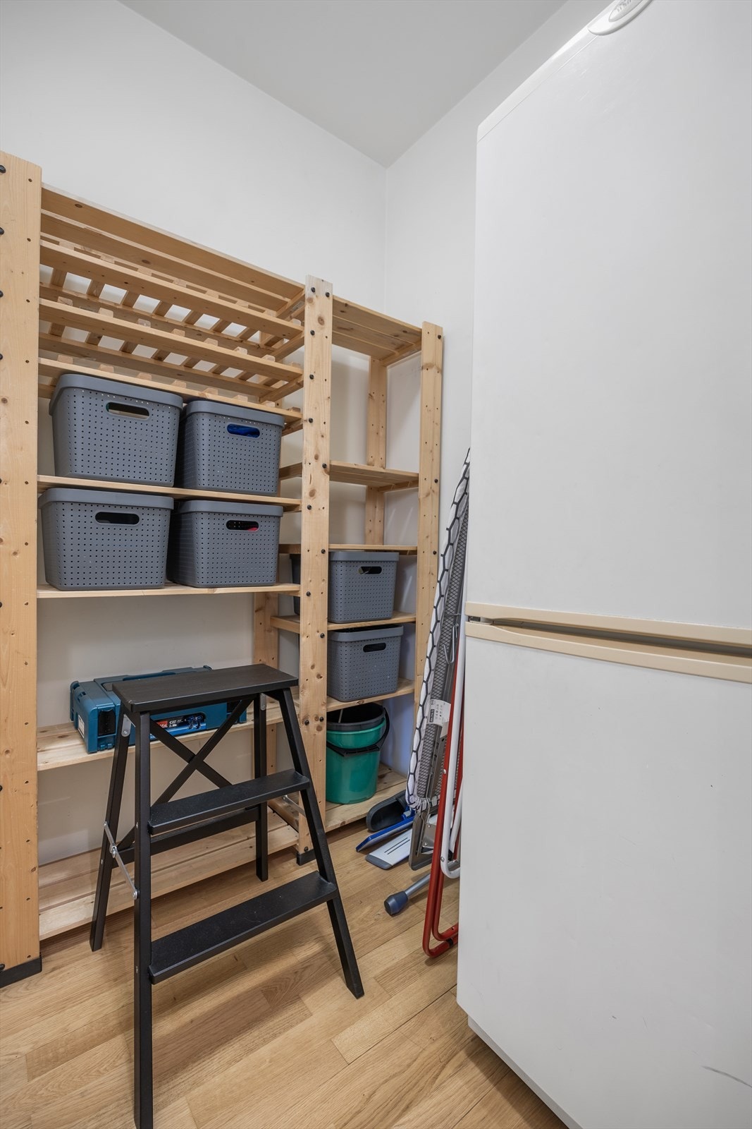 Fra entréen er det tilgang til en praktisk bod for ekstra lagring Galleribilde