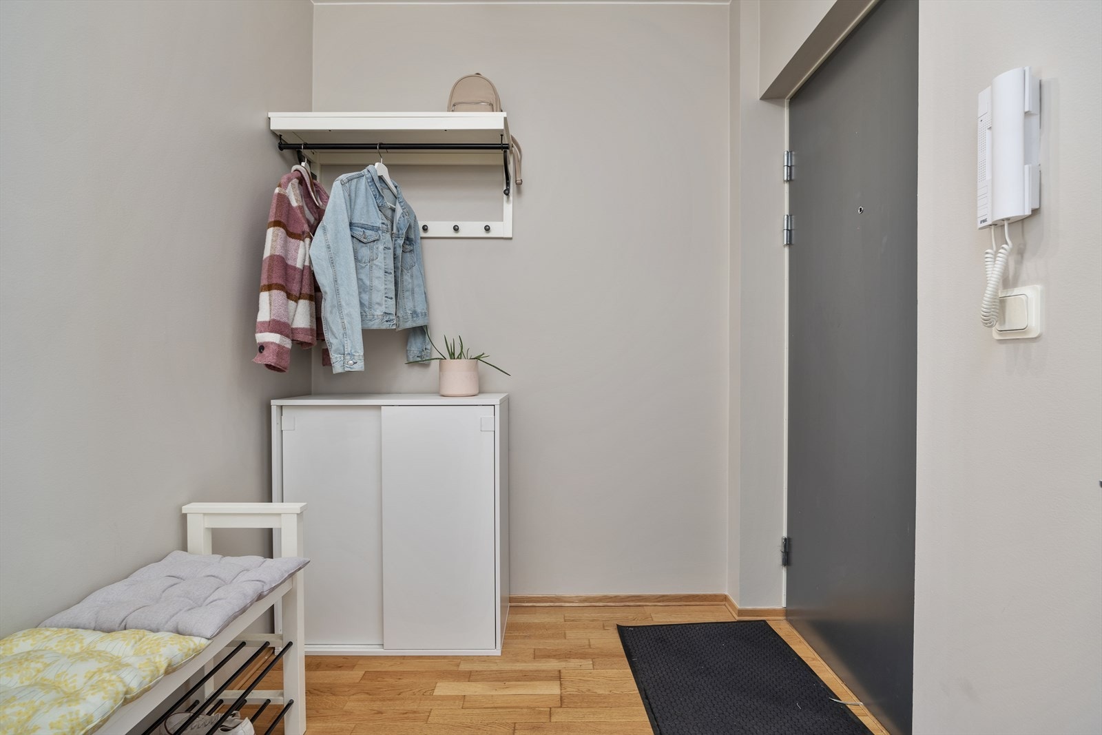 Innbydende entré med god plass til å henge fra seg ytterklær og sko Galleribilde