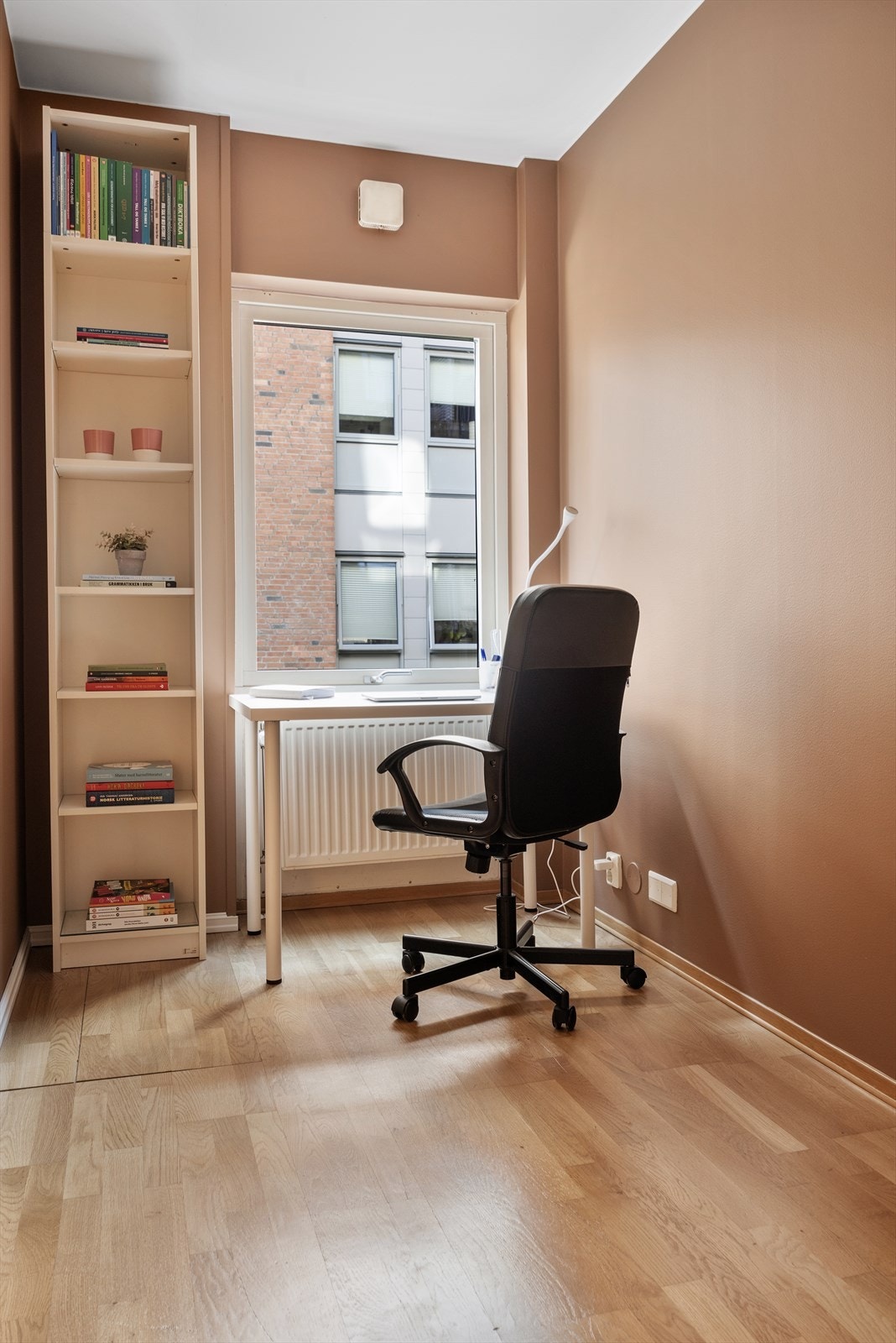 Det andre soverommet er allsidig og kan fungere som gjesterom, barnerom eller kontor etter behov Galleribilde