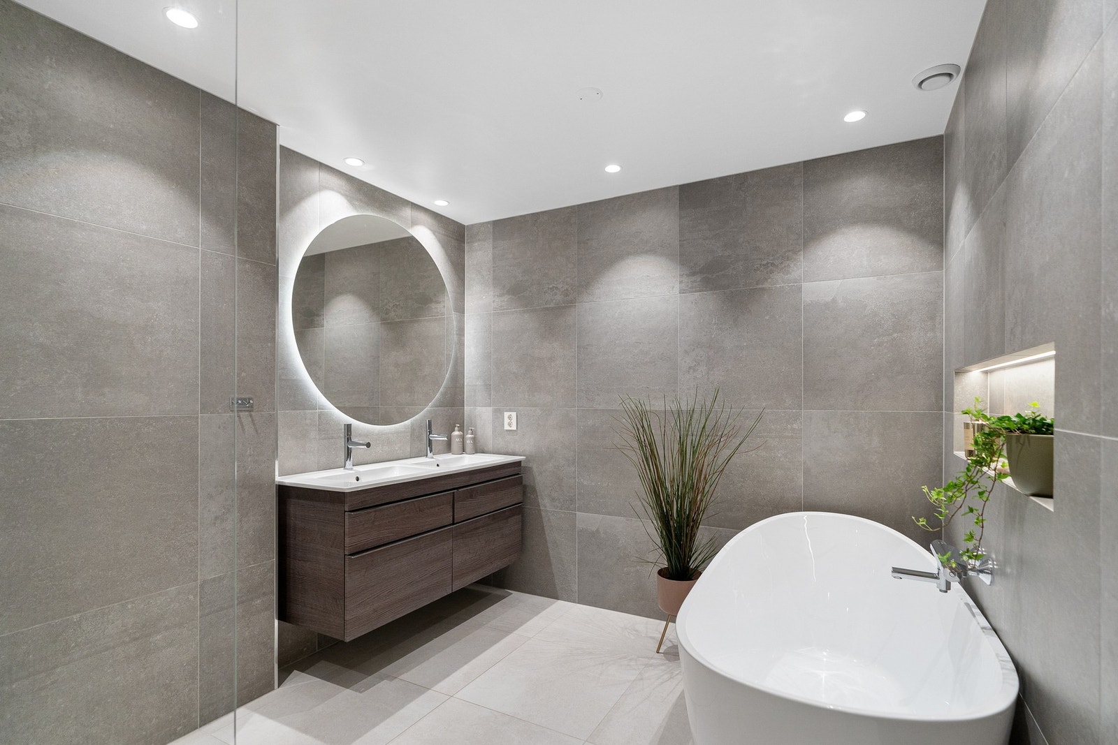 Dobbel servant, god oppbevaringsplass, pene fargetoner og stemningsfull belysning Galleribilde