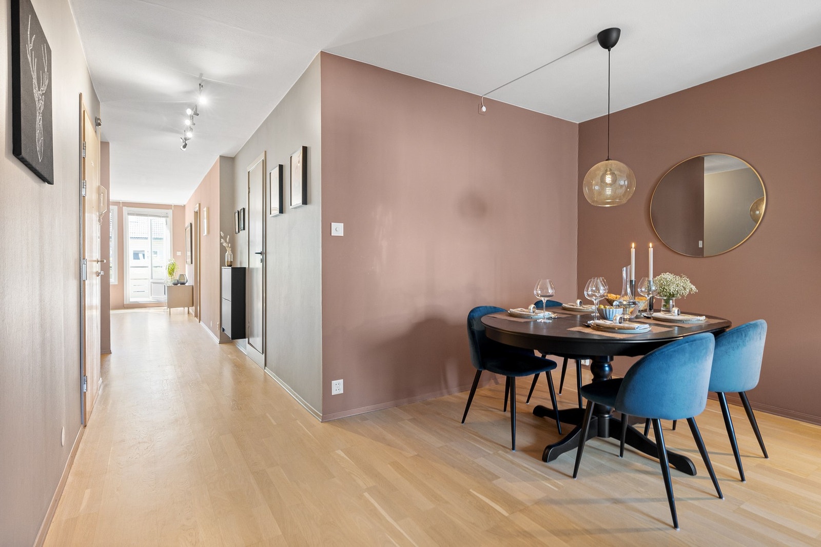 Spisestue er plassert mellom stue og kjøkken Galleribilde