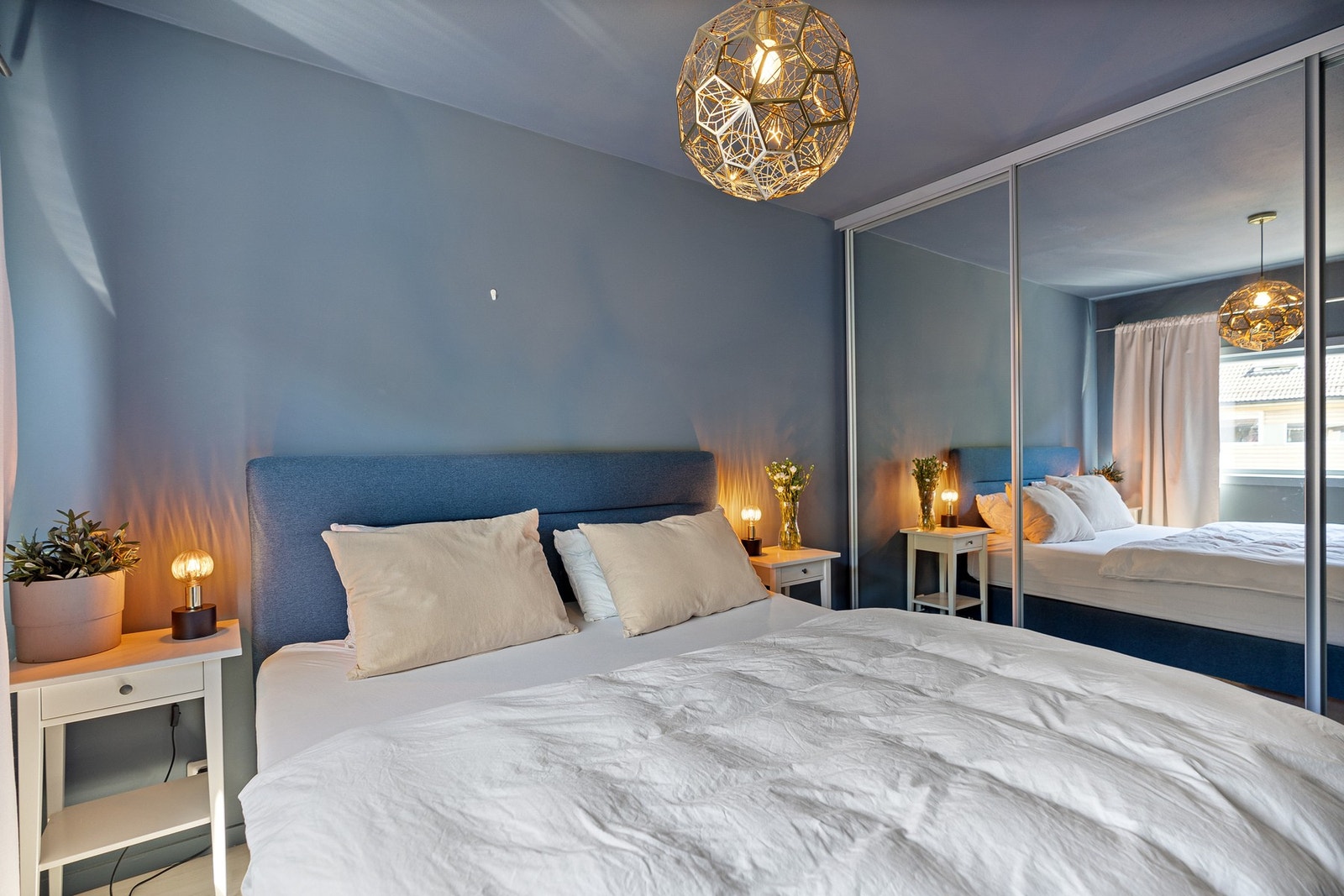 Stor skyvedørgarderobe Galleribilde