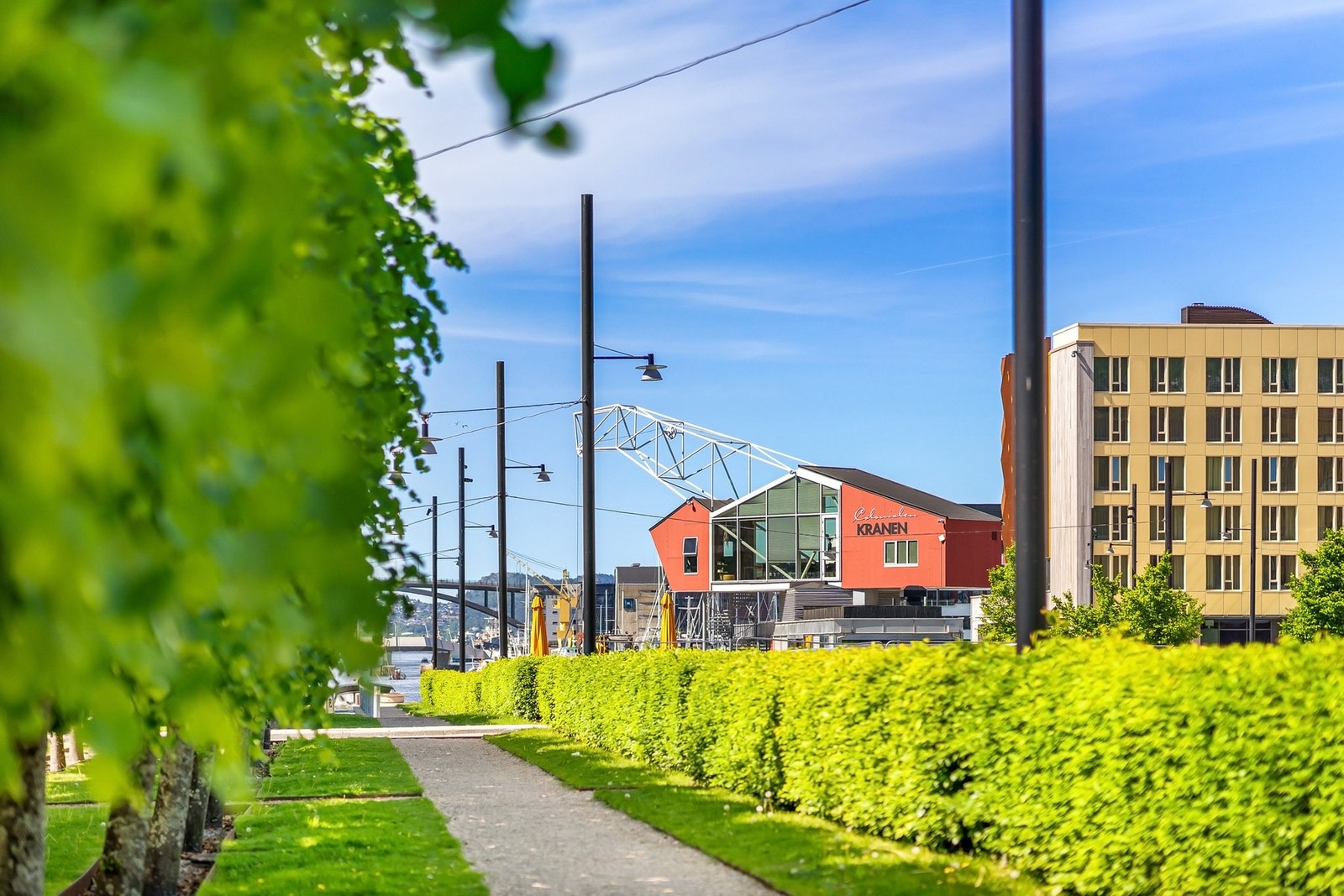 Kort gangavstand til Damsgårdsundet med fine bryggepromenader og populær restaurant Galleribilde