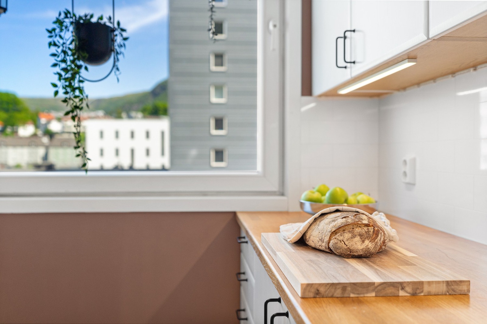 Også kjøkkenet har godt lysinnslipp fra stort vindu Galleribilde