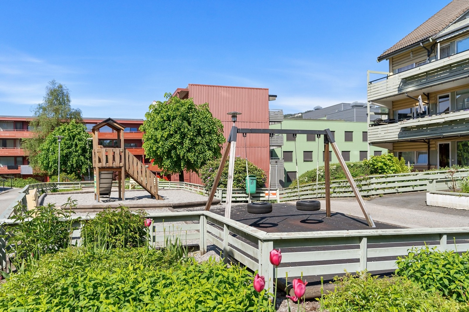 I dette borettslaget bor der både voksne, unge og barnefamilier Galleribilde