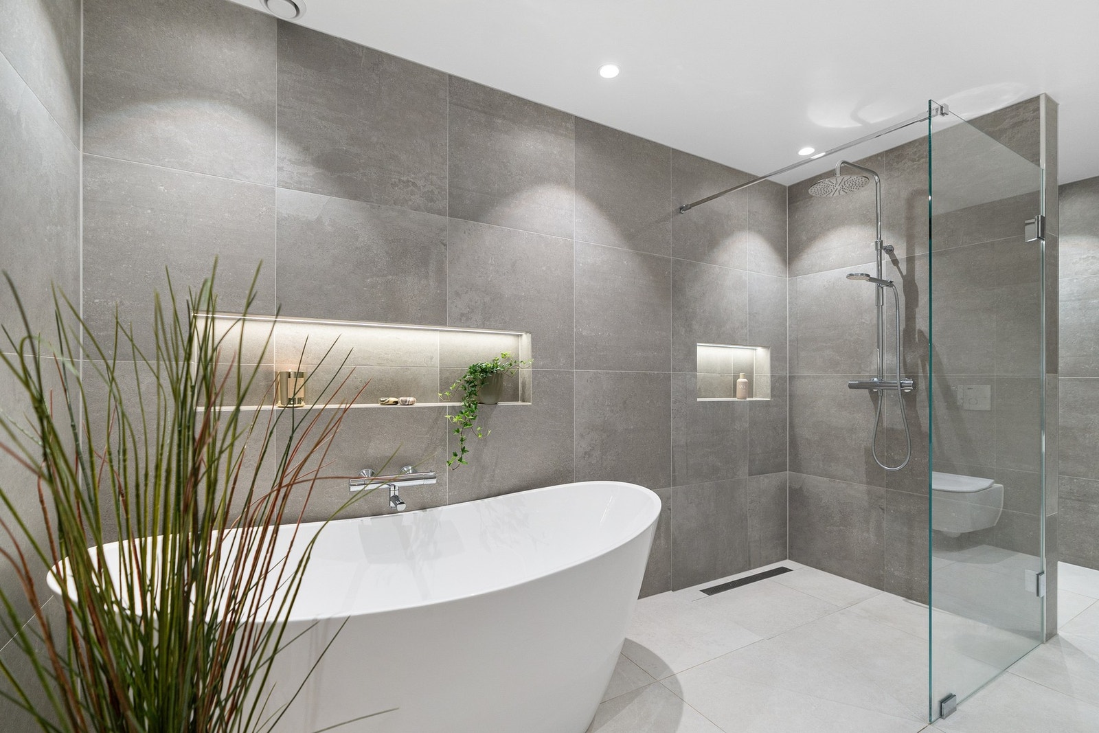 Bad renovert 2020: Lekkert badekar og separat, stor dusjsone med glassvegg Galleribilde