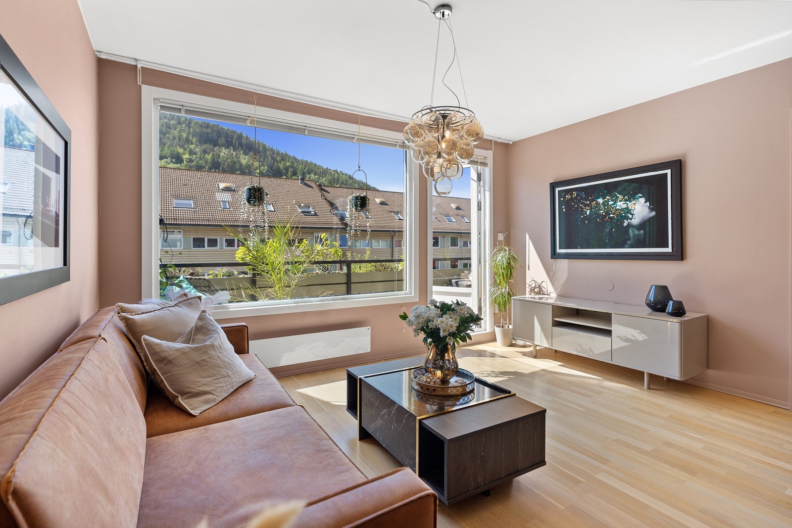 Stue på 23 m² med gode vindusflater som gir et rikt lysinnslipp. Galleribilde