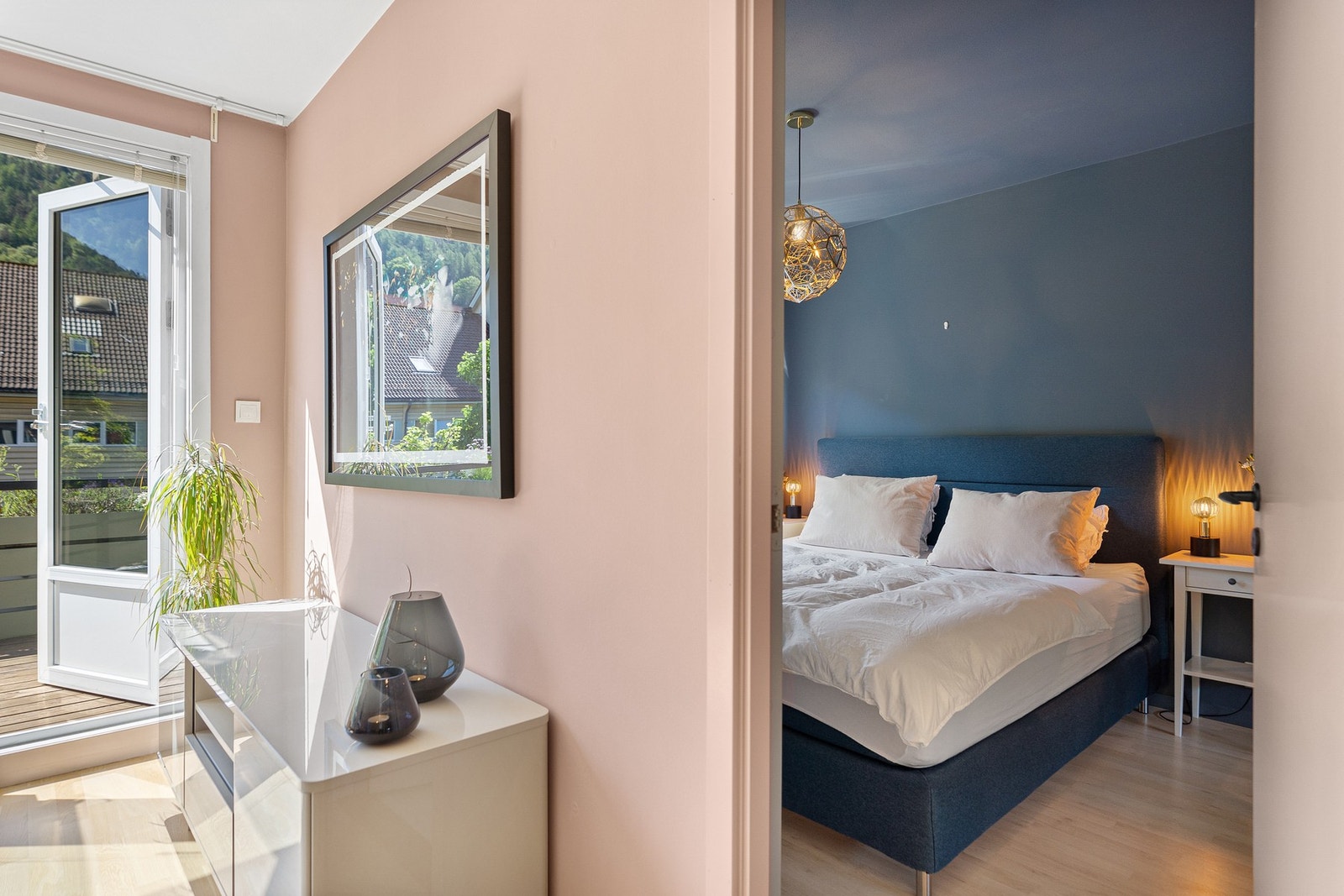 Inngang fra stue til ett av boligens tre soverom Galleribilde