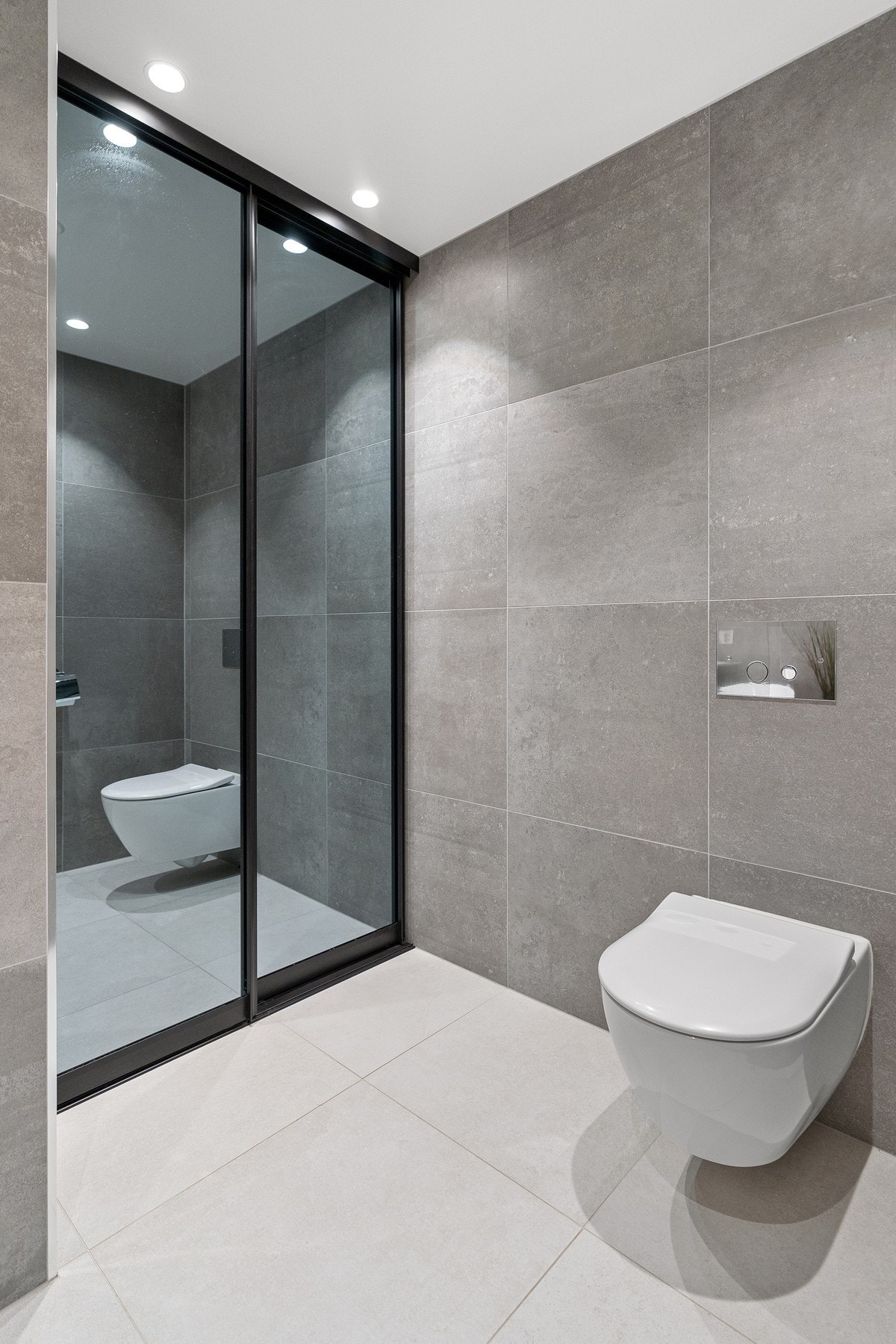 Praktisk vaskeromløsning bak skyvedører Galleribilde