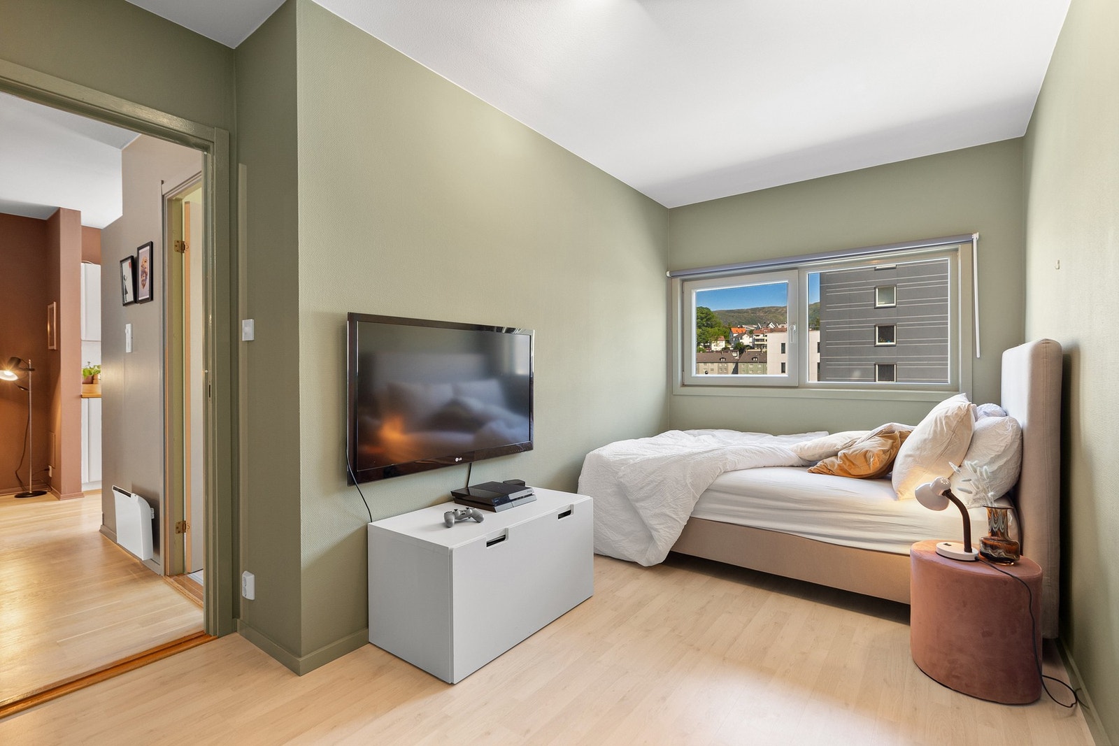 Soverom nr. 2 har også god størrelse med bl.a plass til dobbeltseng Galleribilde