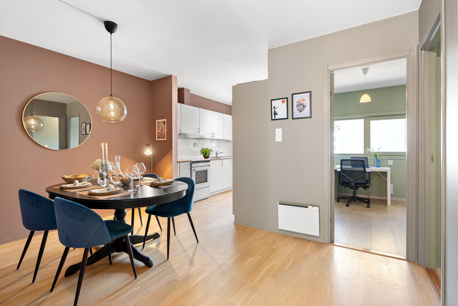 Pen spisestueavdeling plassert like ved kjøkkendel Galleribilde