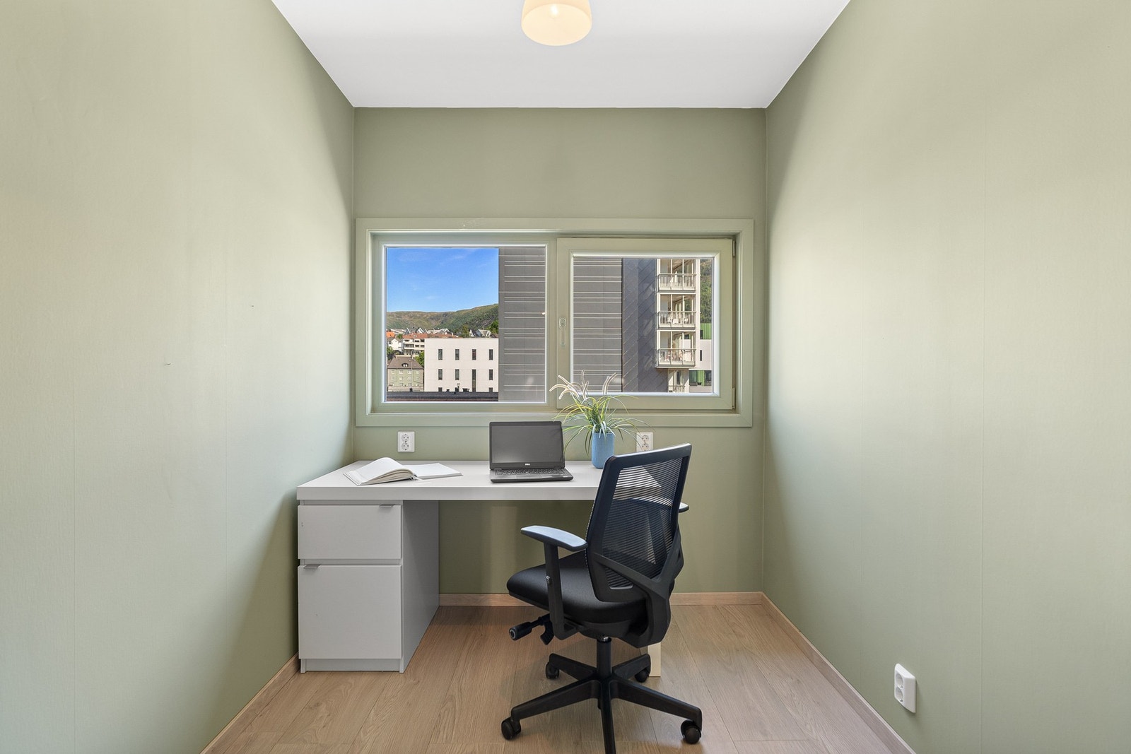 Soverom nr. 3 er mindre, men passer perfekt til gjesterom/kontor eller barnerom. Plass til enkeltseng under vindu Galleribilde