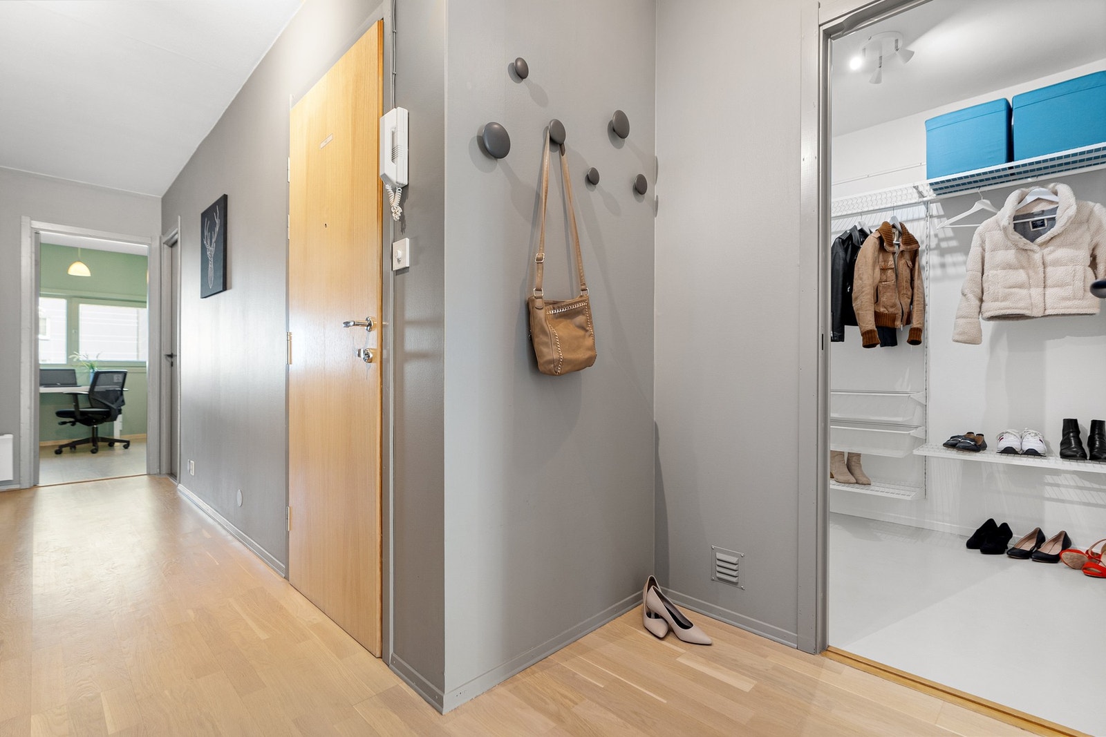 Velkommen inn! Gang med adkomst til stort garderoberom(bod) Galleribilde