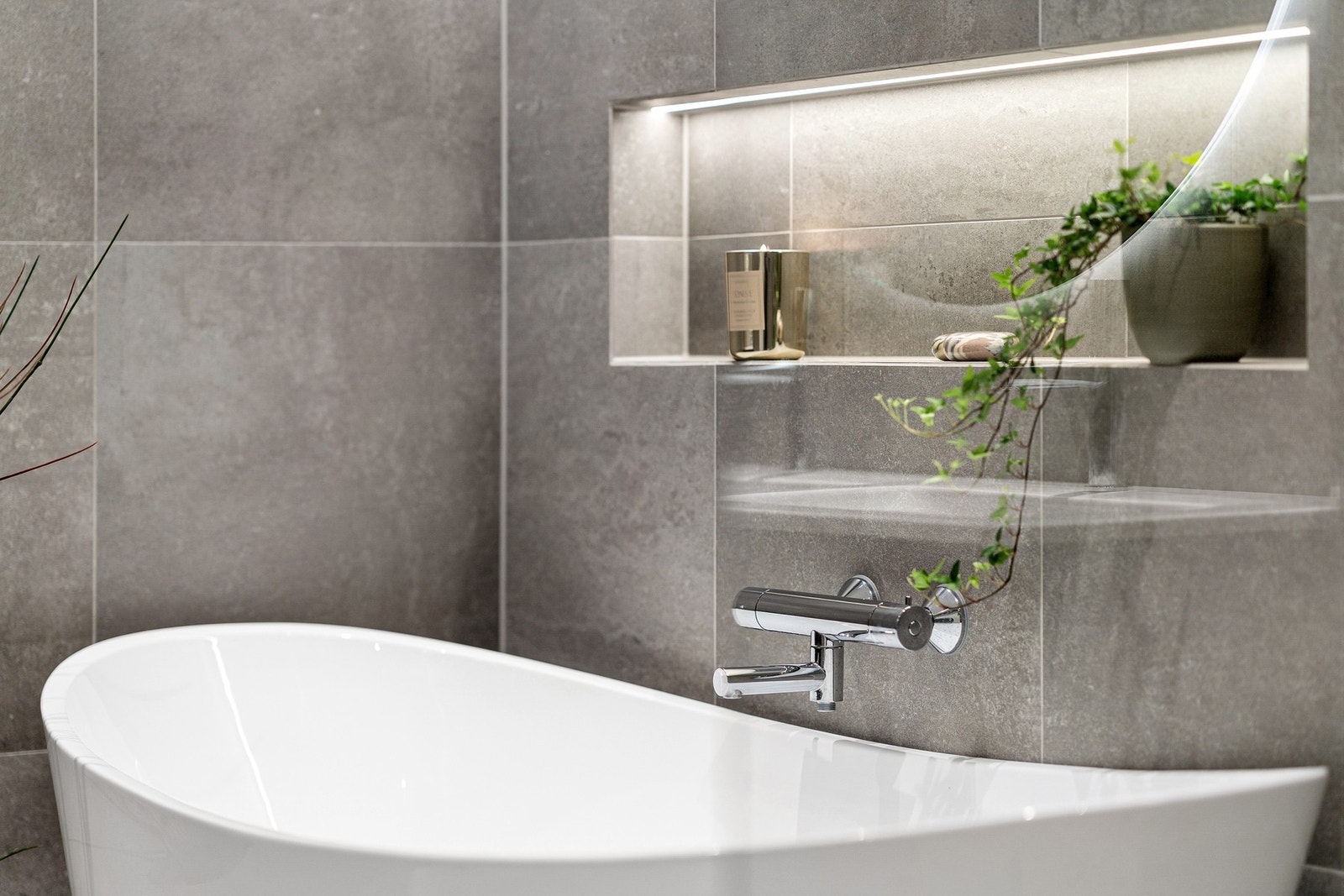 Moderne, men samtidig tidløse fliser. Flere flotte detaljer som f.eks nisje i vegg med lys Galleribilde