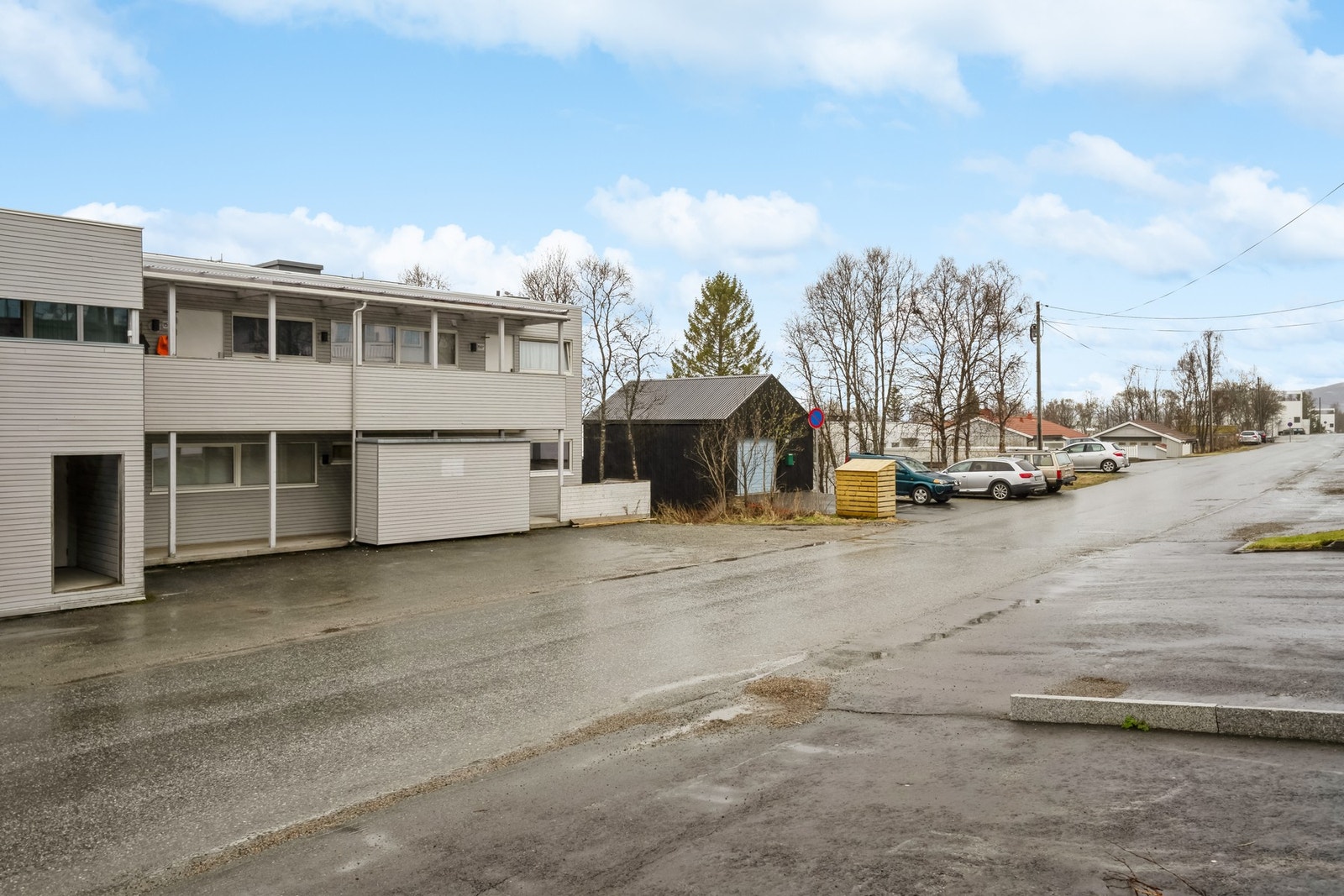 Eiendommen ligger på Tomasjord, like nord for Tromsdalen. Galleribilde